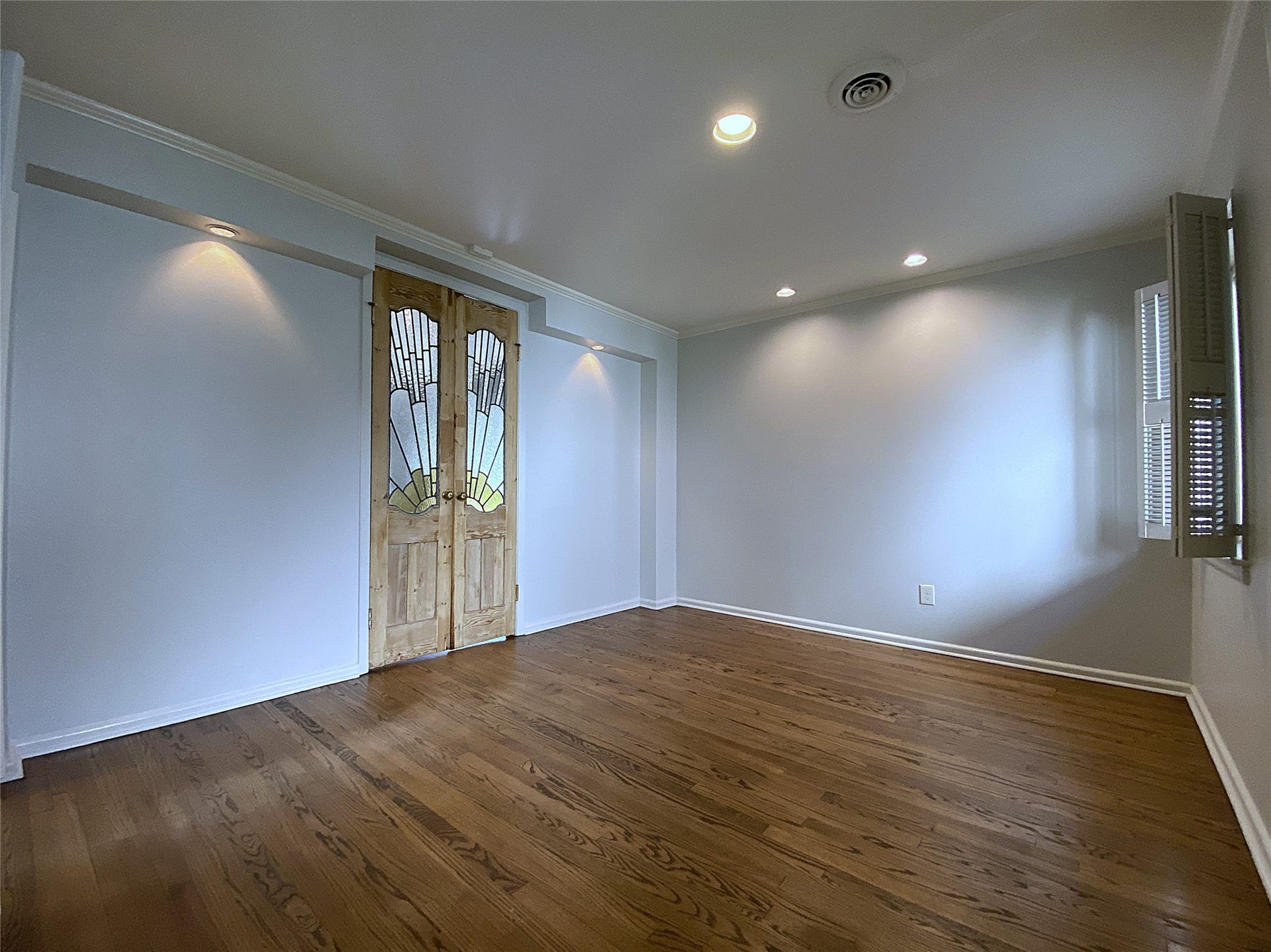 3207 Banbury Place, Houston, TX 77027 From the living room, stained glass paned double doors open into the dining room. This room could also be utilized as a home office or play room.