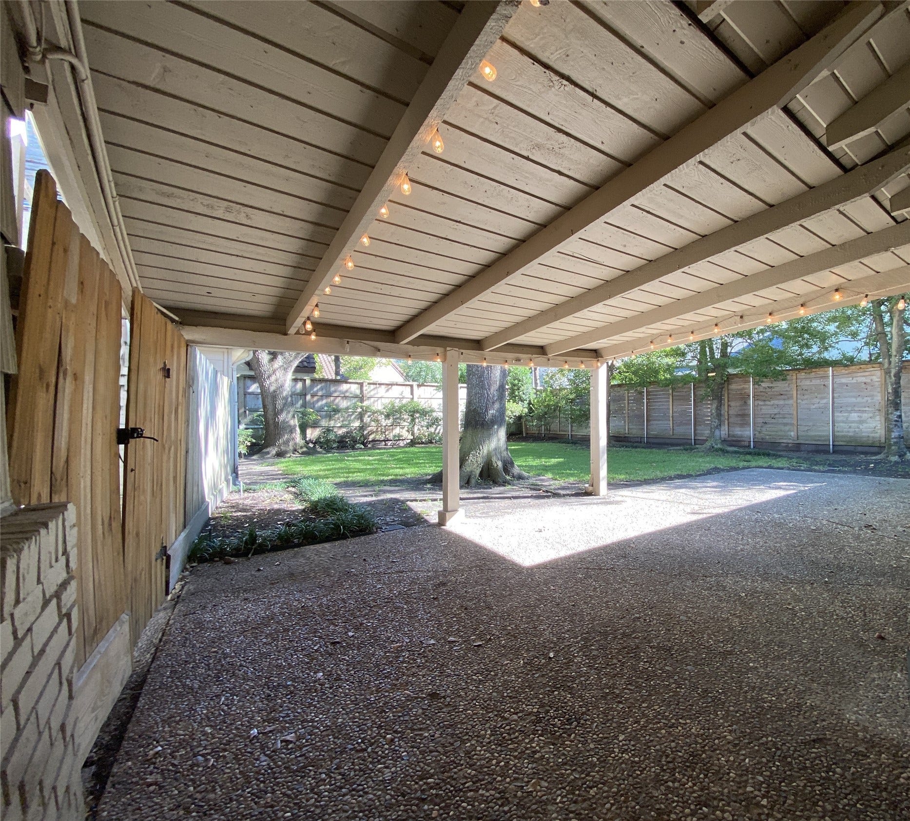 3207 Banbury Place, Houston, TX 77027 The backyard offers a partially covered patio. The yard is automatically watered with a sprinkler system.