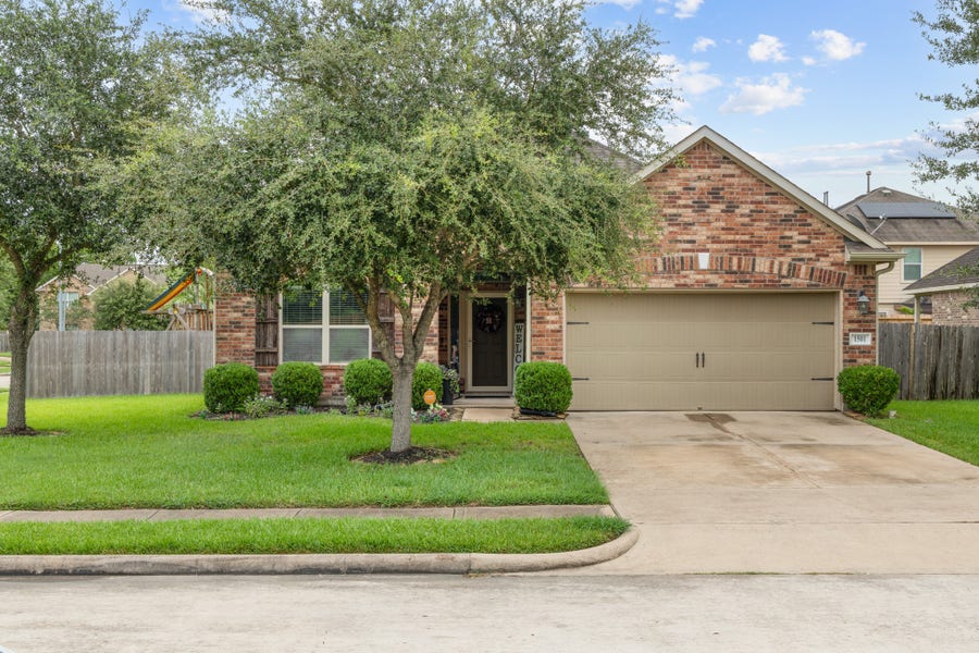 Property photo for 1501 Brook Hollow Drive, Pearland, TX