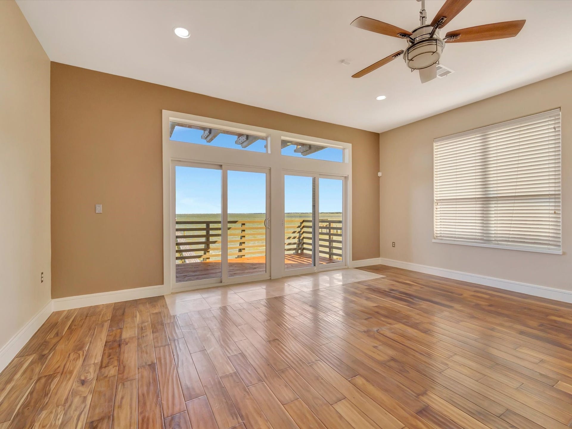 606 2nd St, Seabrook, TX 77586 Family room