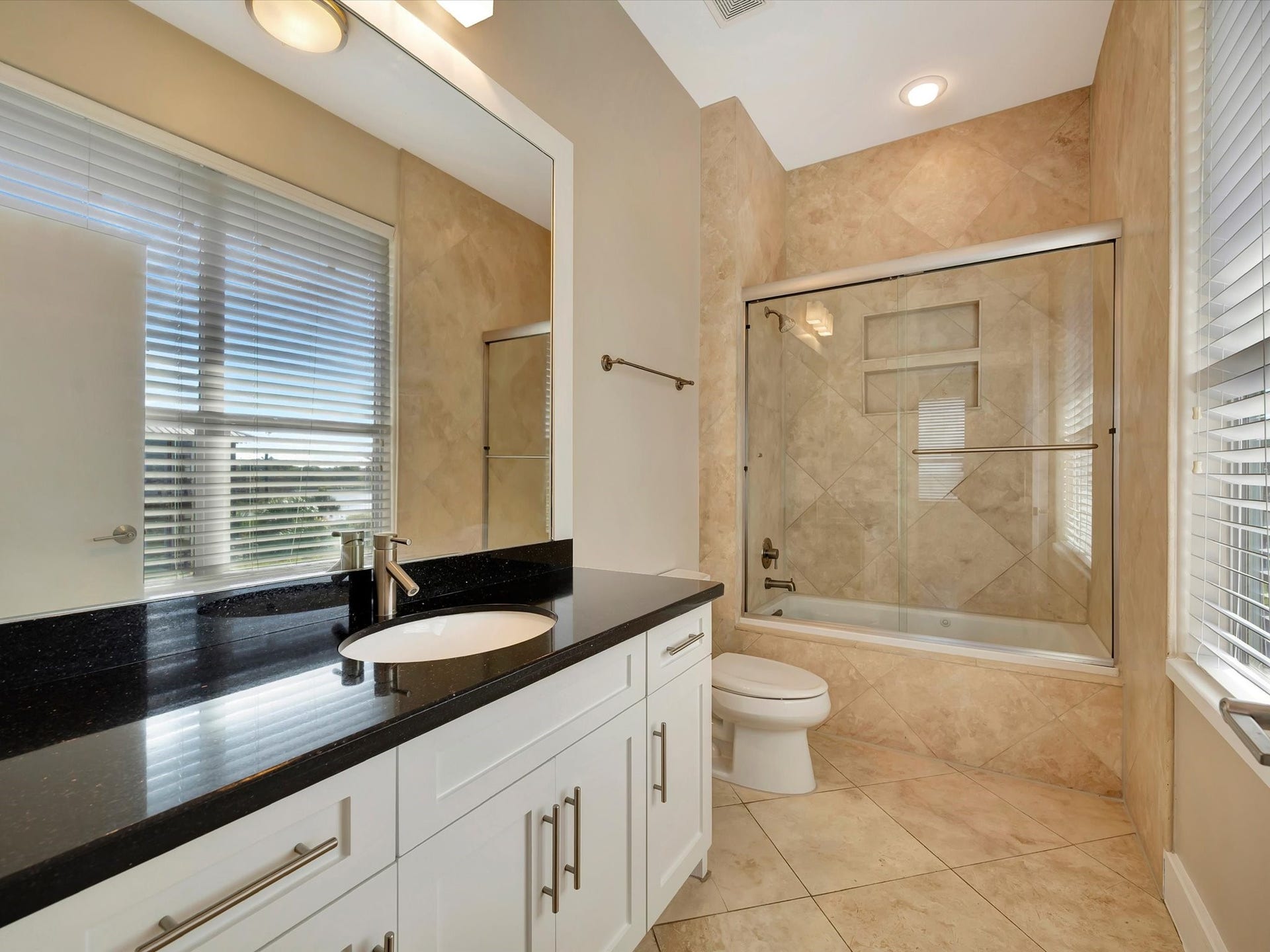 606 2nd St, Seabrook, TX 77586 ensute bath in 2nd bedroom room