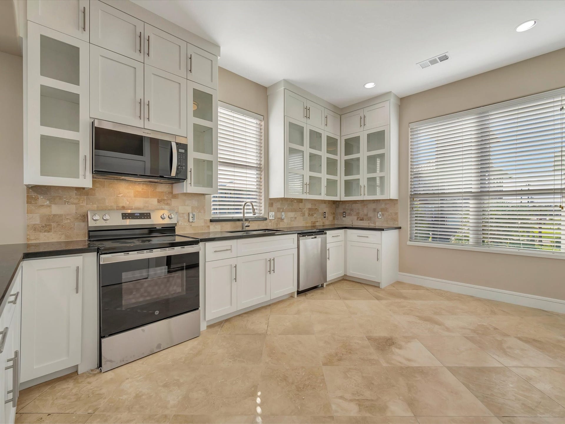 606 2nd St, Seabrook, TX 77586 Gas stove/oven, granite countertops, travertine floors