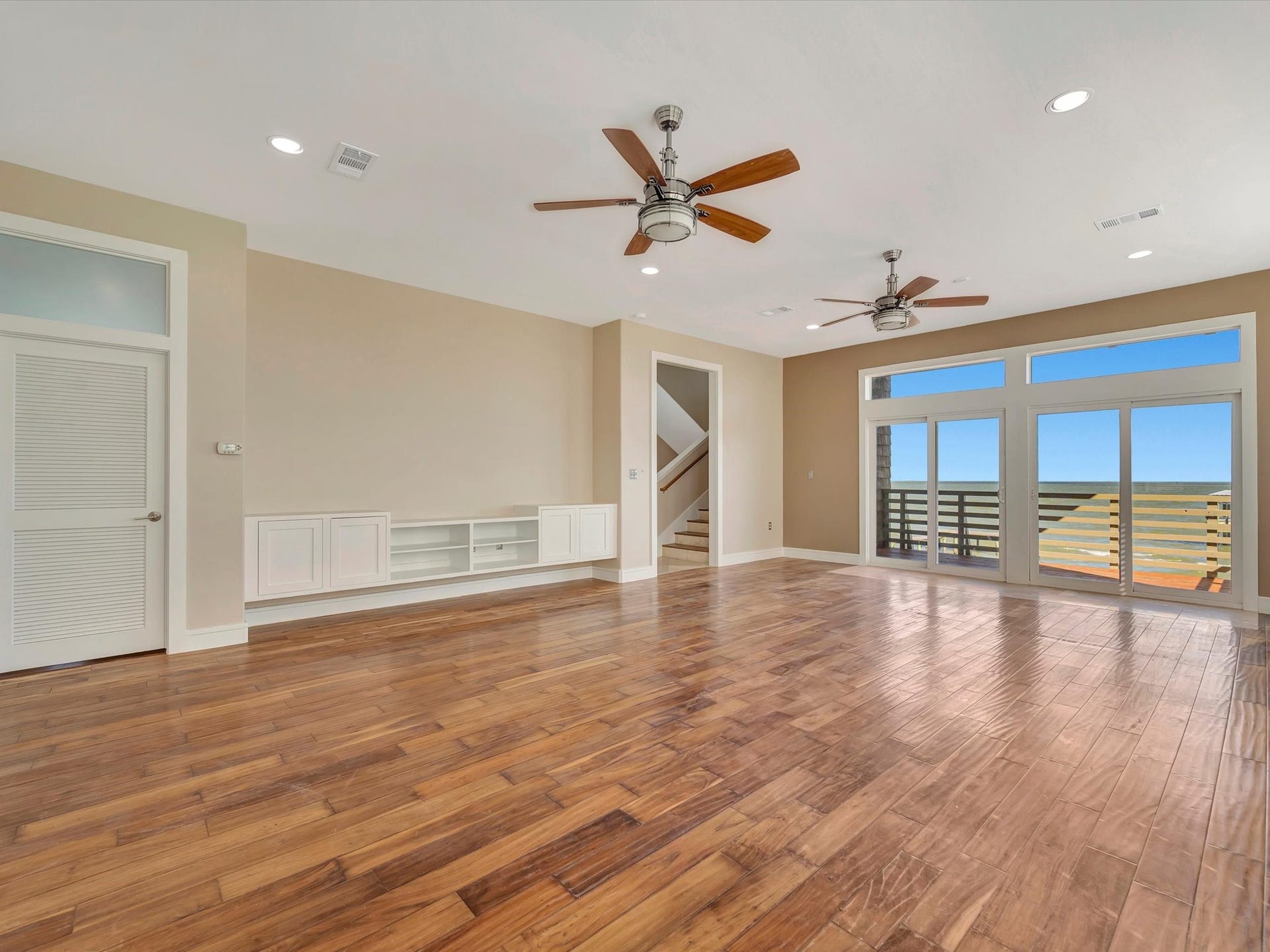 606 2nd St, Seabrook, TX 77586 Family room with built ins and double doors to balcony over looking the bay