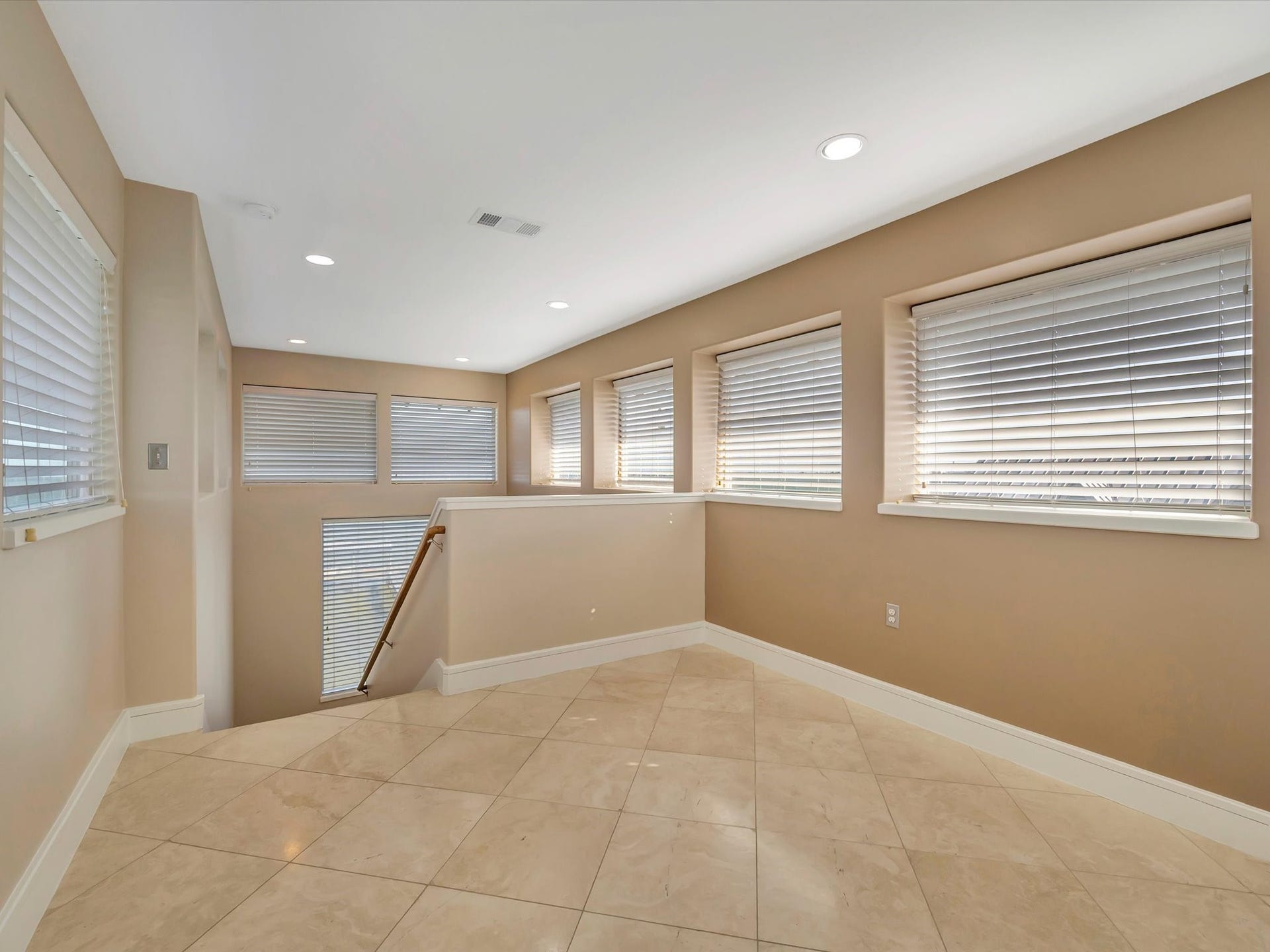 606 2nd St, Seabrook, TX 77586 Crows nest perfect for game room or card room or just a fun get away