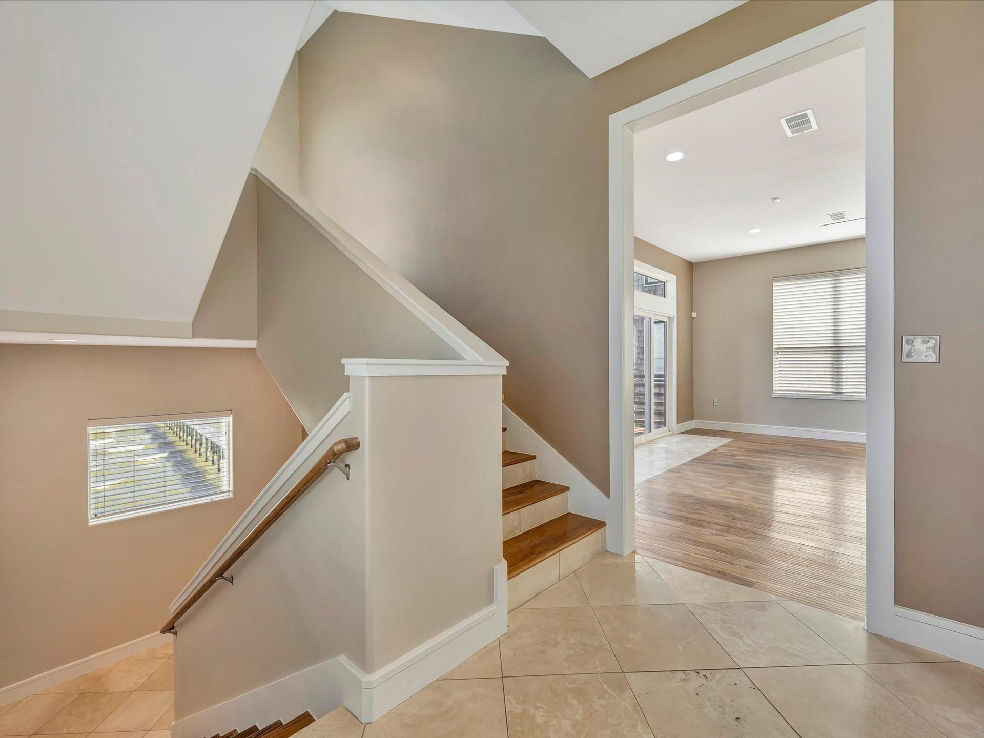 606 2nd St, Seabrook, TX 77586 Beautiful travertine Landings