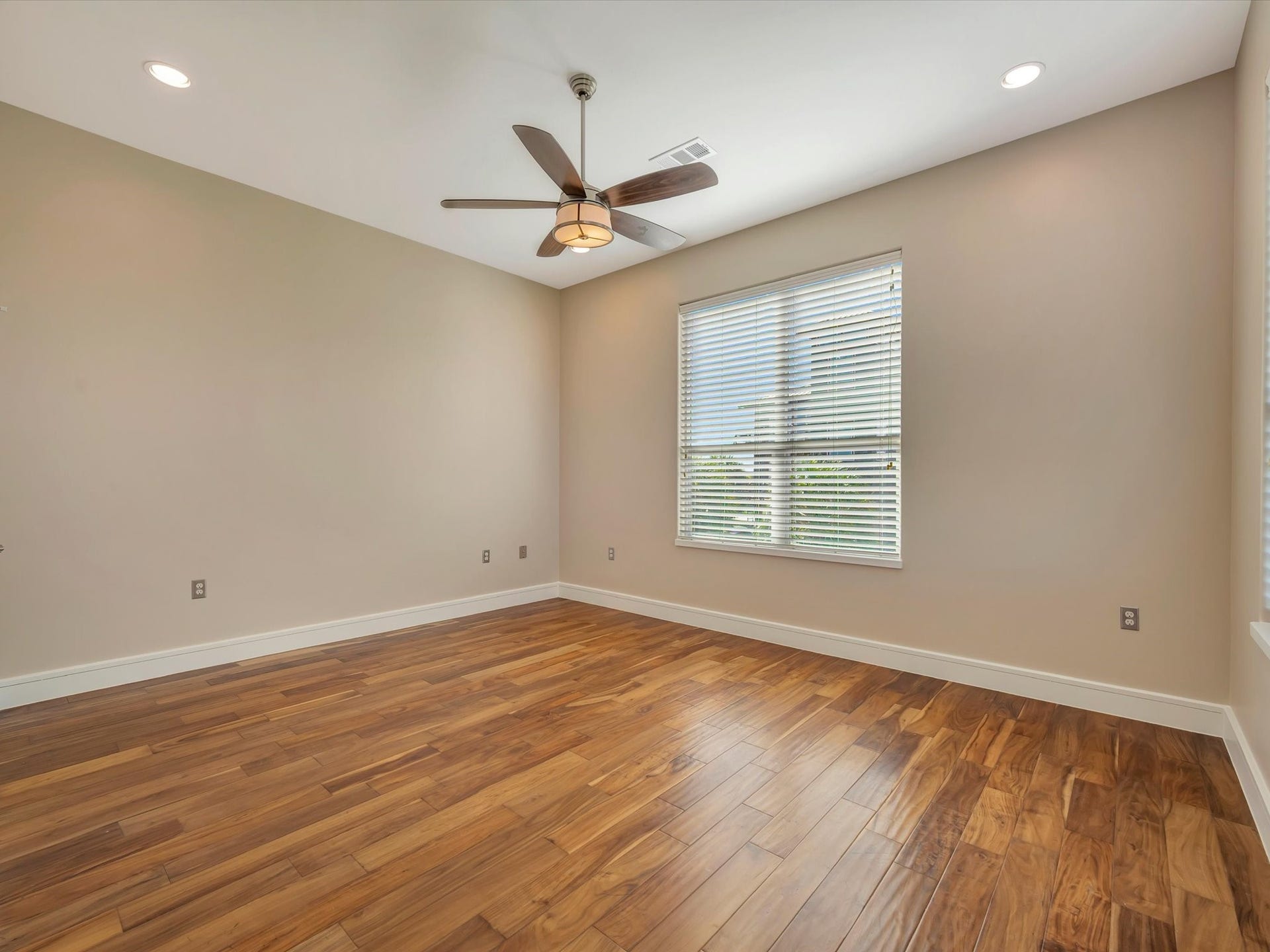 606 2nd St, Seabrook, TX 77586 Bedroom suite on 1st floor next to family room