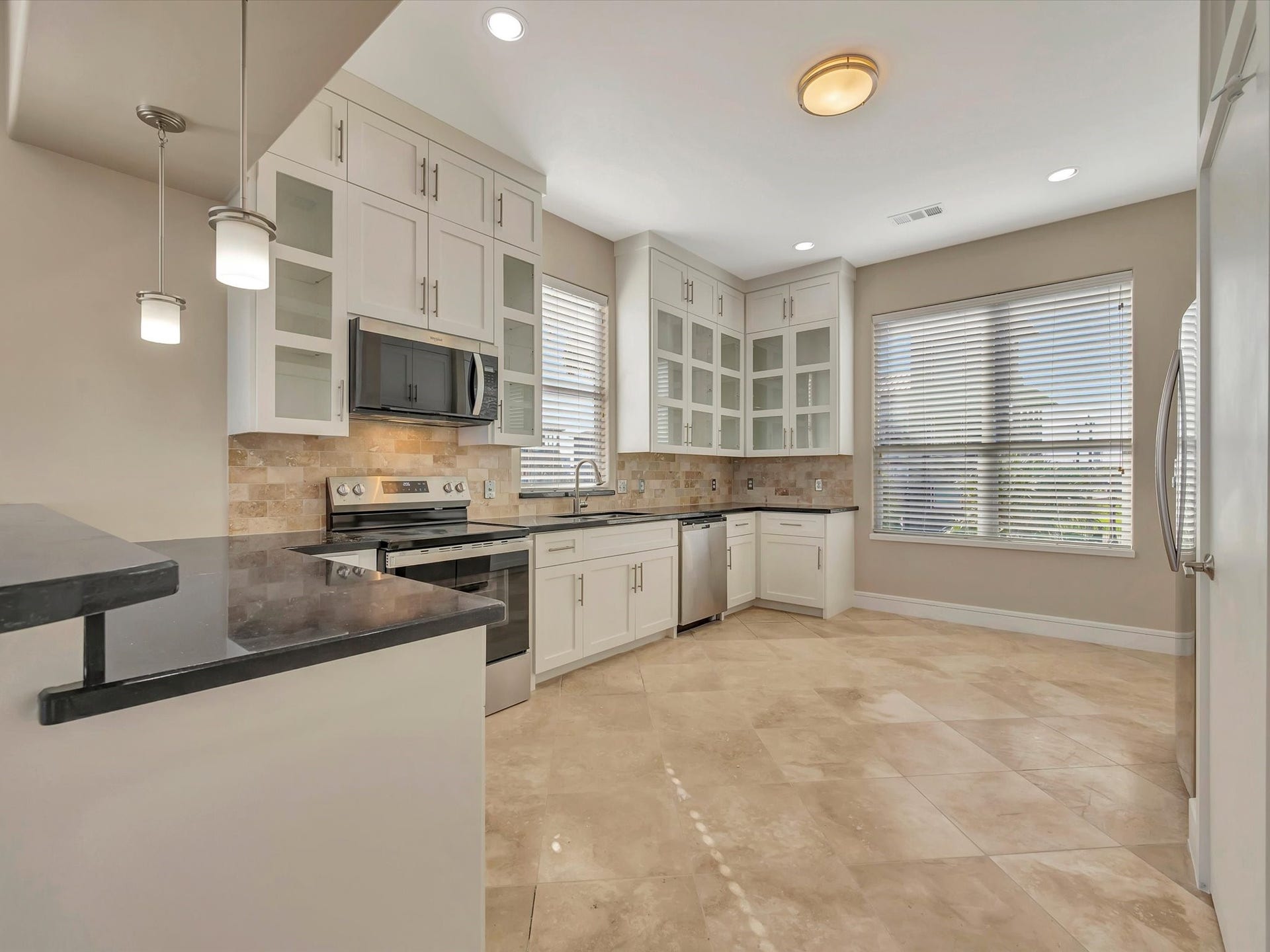 606 2nd St, Seabrook, TX 77586 Nice open kitchen
