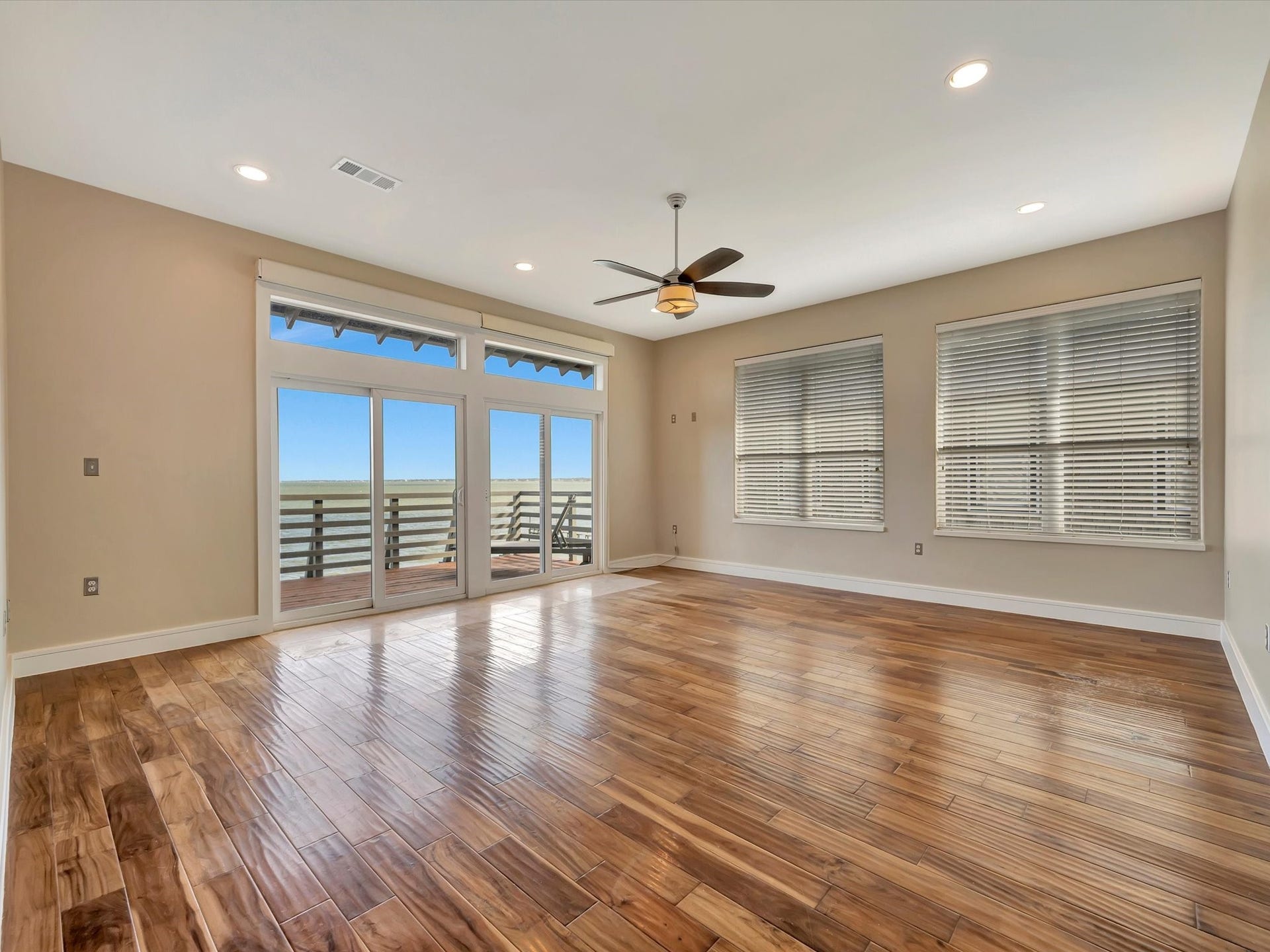606 2nd St, Seabrook, TX 77586 Primary on 2nd floor