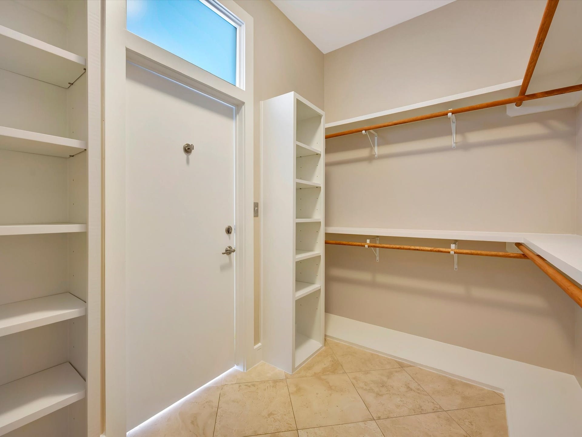 606 2nd St, Seabrook, TX 77586 Custom closet in primary