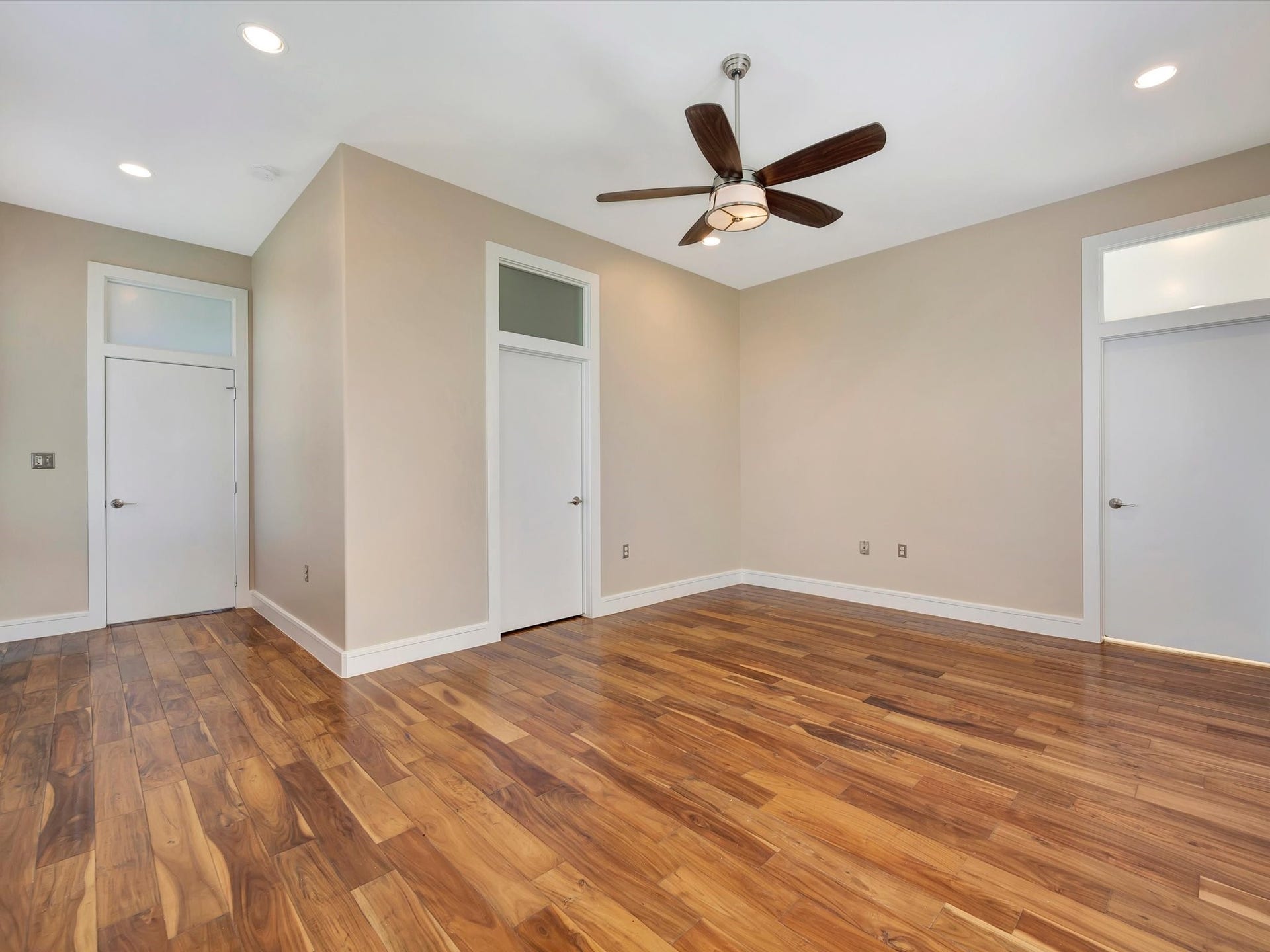 606 2nd St, Seabrook, TX 77586 2ndfloor bedroom suite