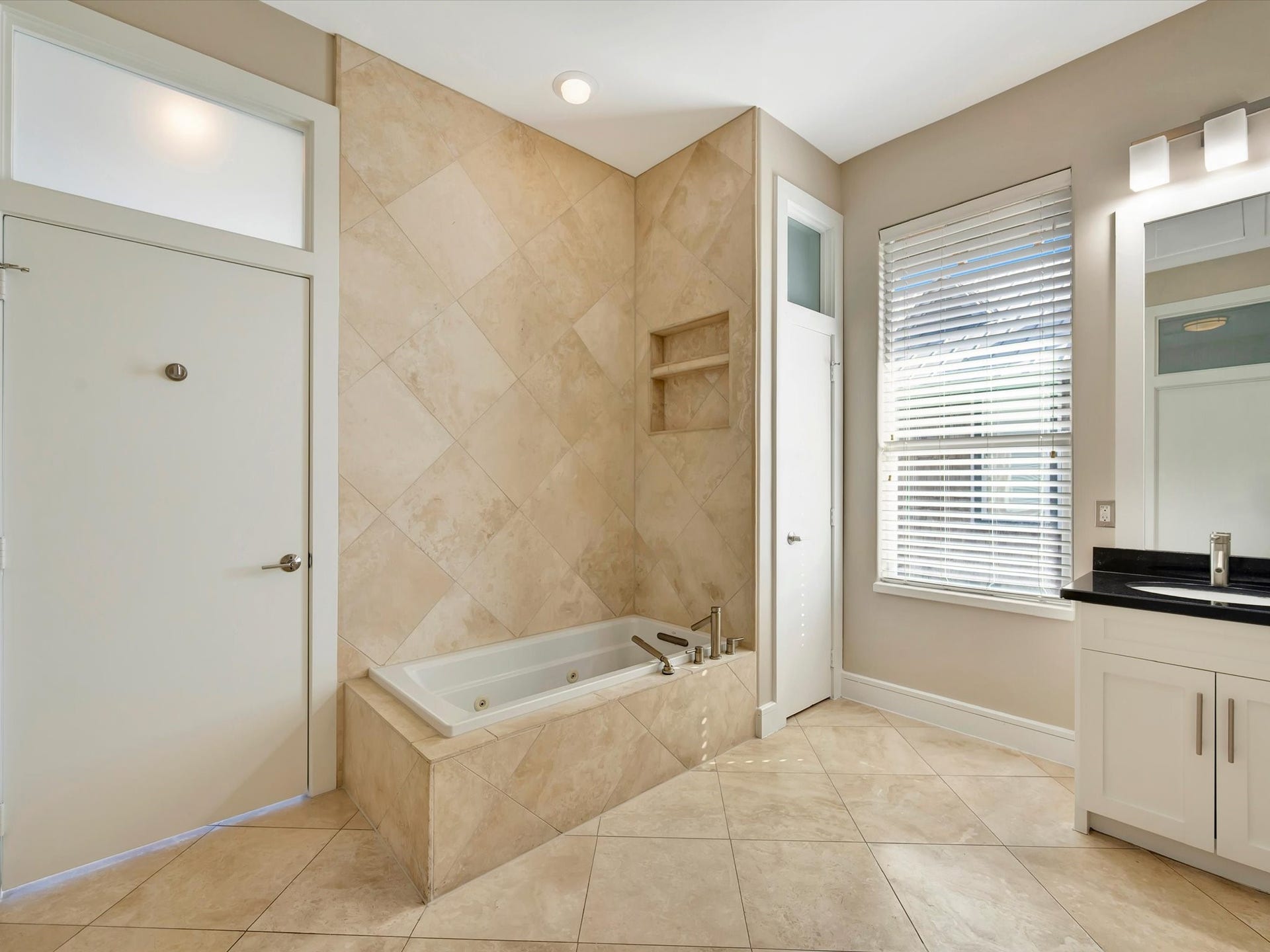 606 2nd St, Seabrook, TX 77586 Spa tub