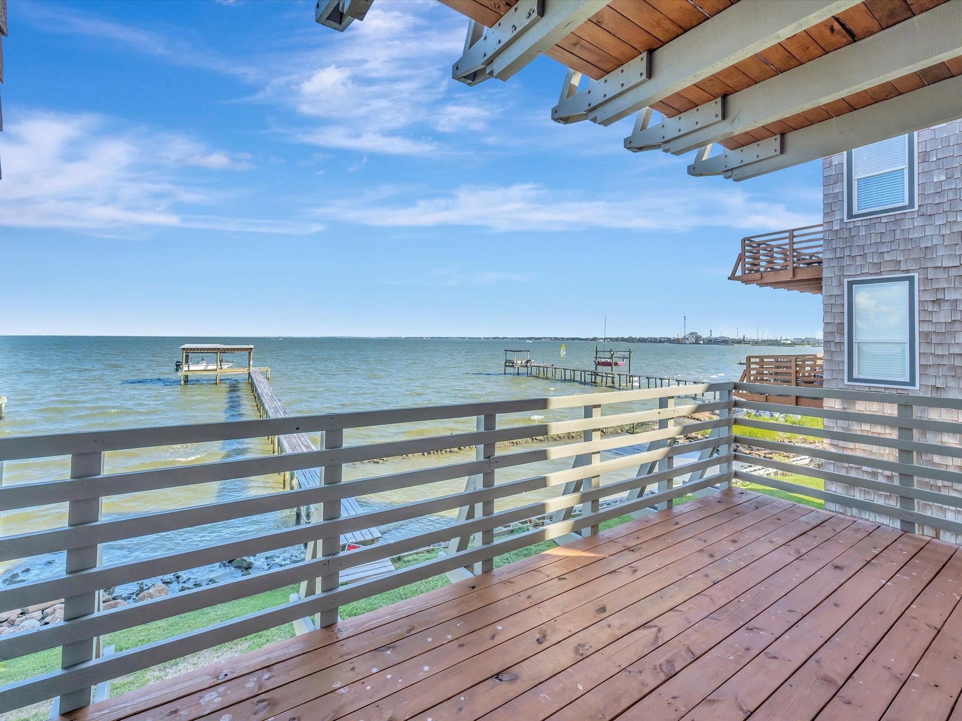 606 2nd St, Seabrook, TX 77586 Balcony off family room