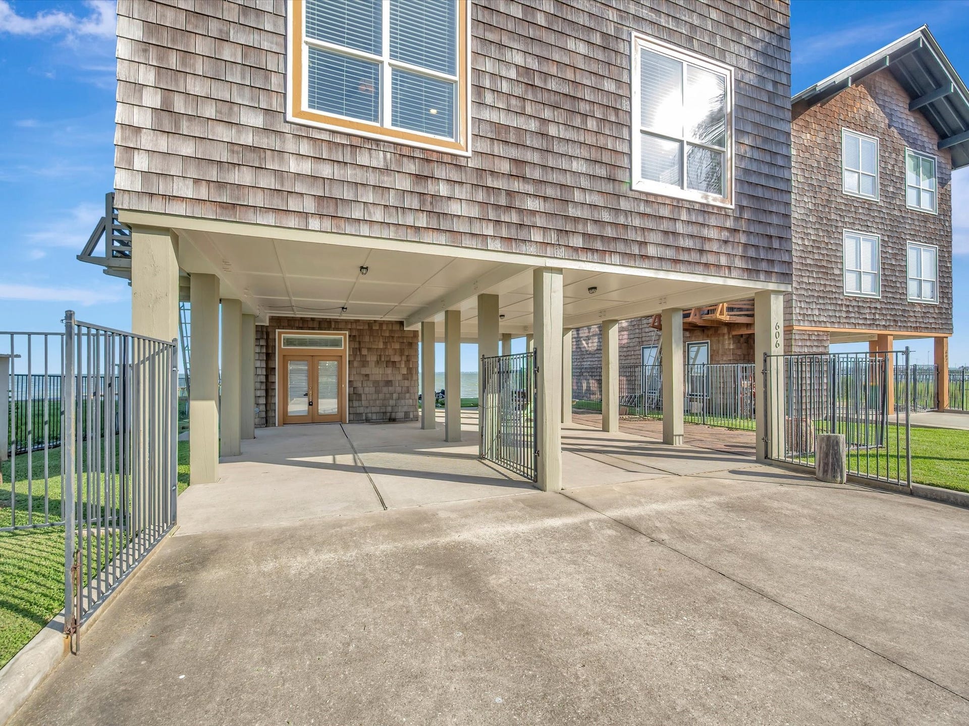 606 2nd St, Seabrook, TX 77586 Nice carport under home