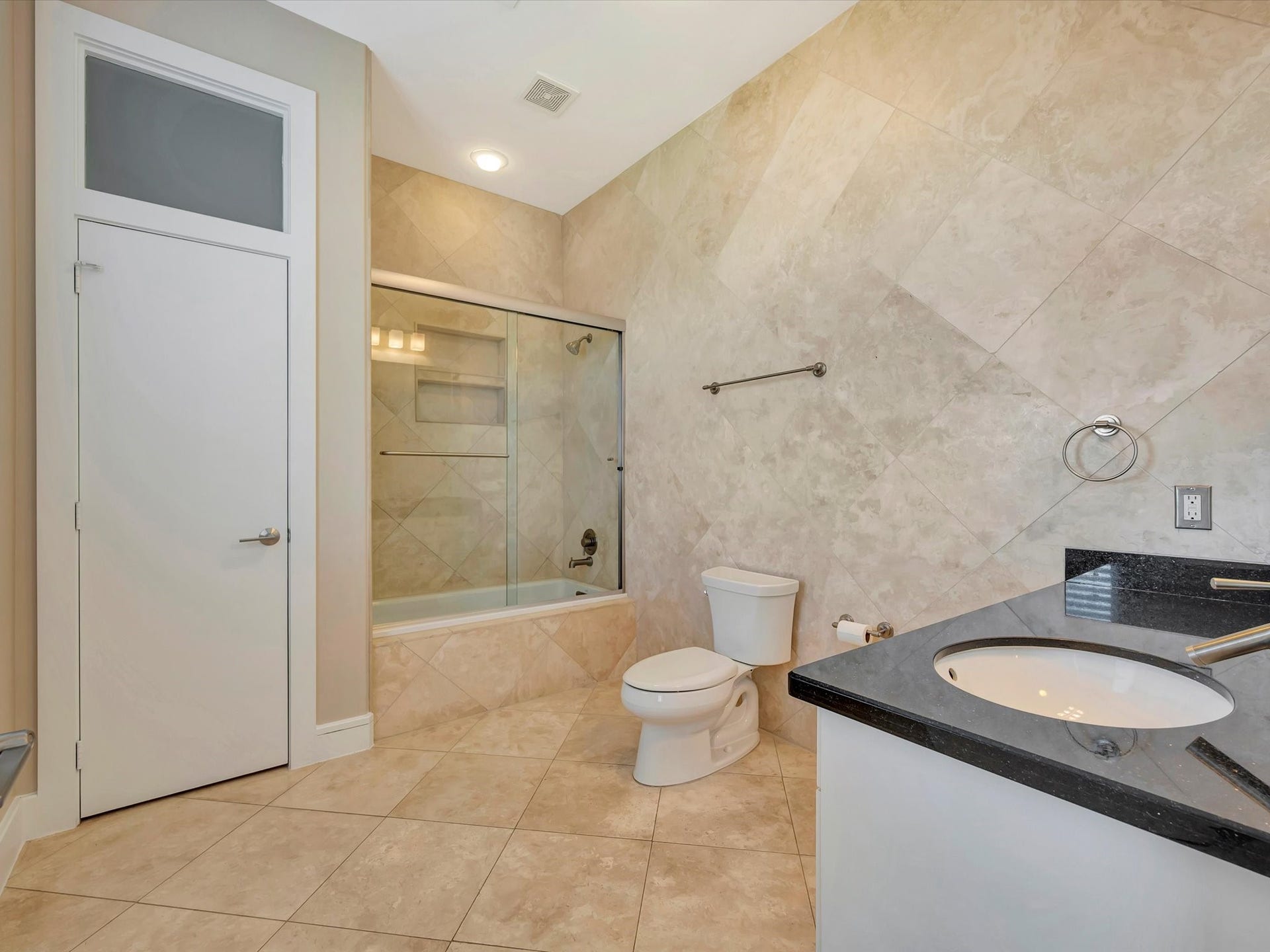 606 2nd St, Seabrook, TX 77586 Bedroom guest bath 1st floor