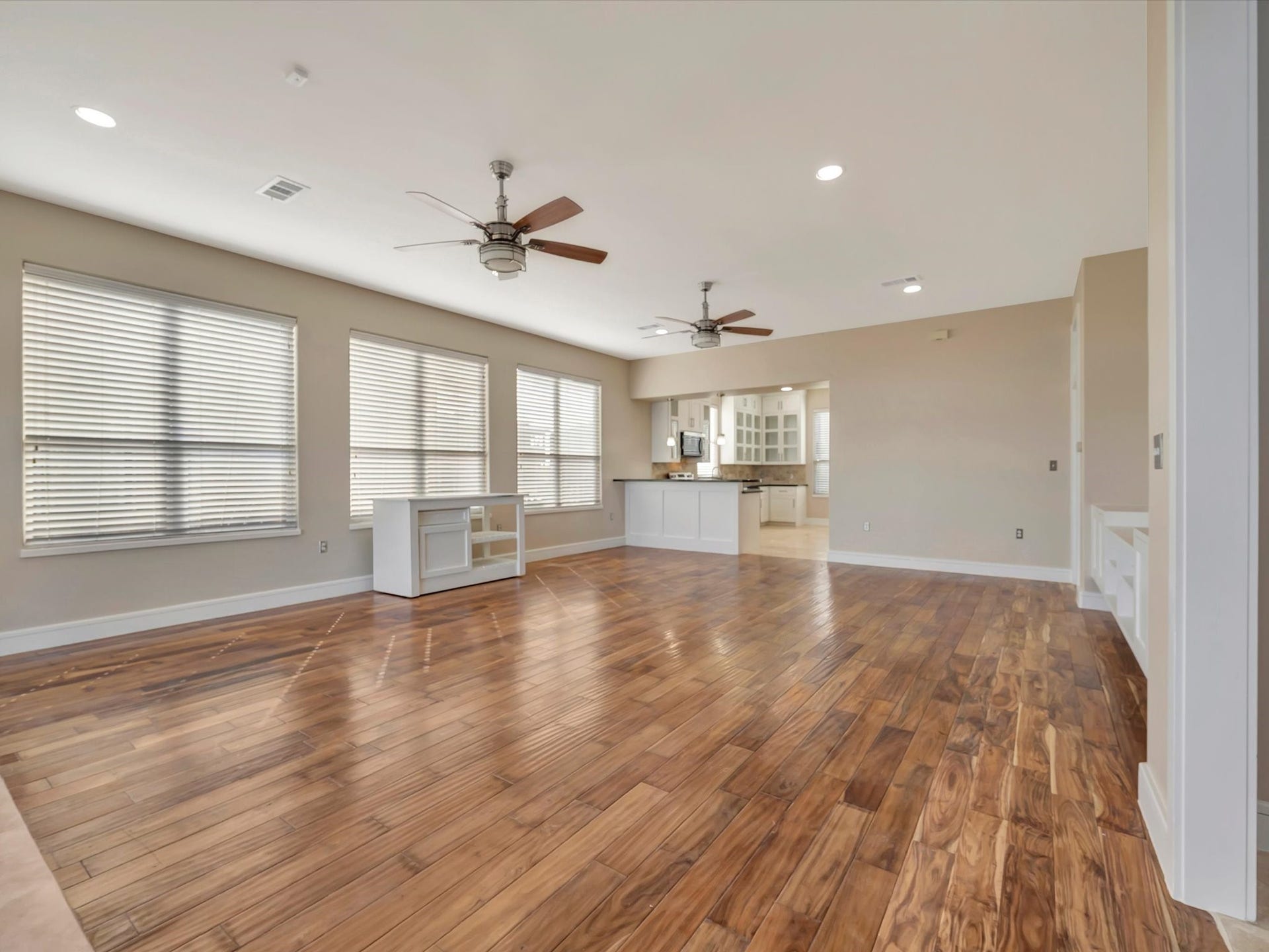 606 2nd St, Seabrook, TX 77586 Family room open to kitchen