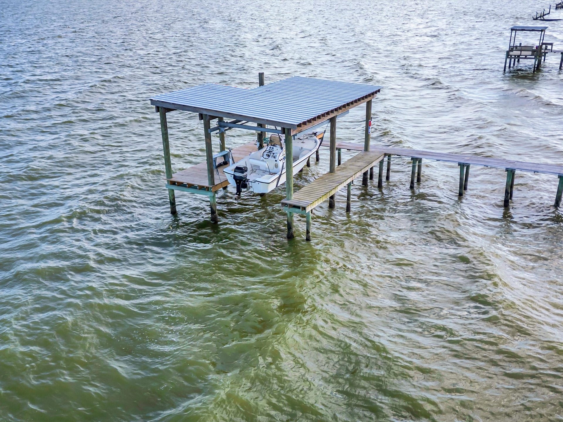 606 2nd St, Seabrook, TX 77586 Boat House with lift