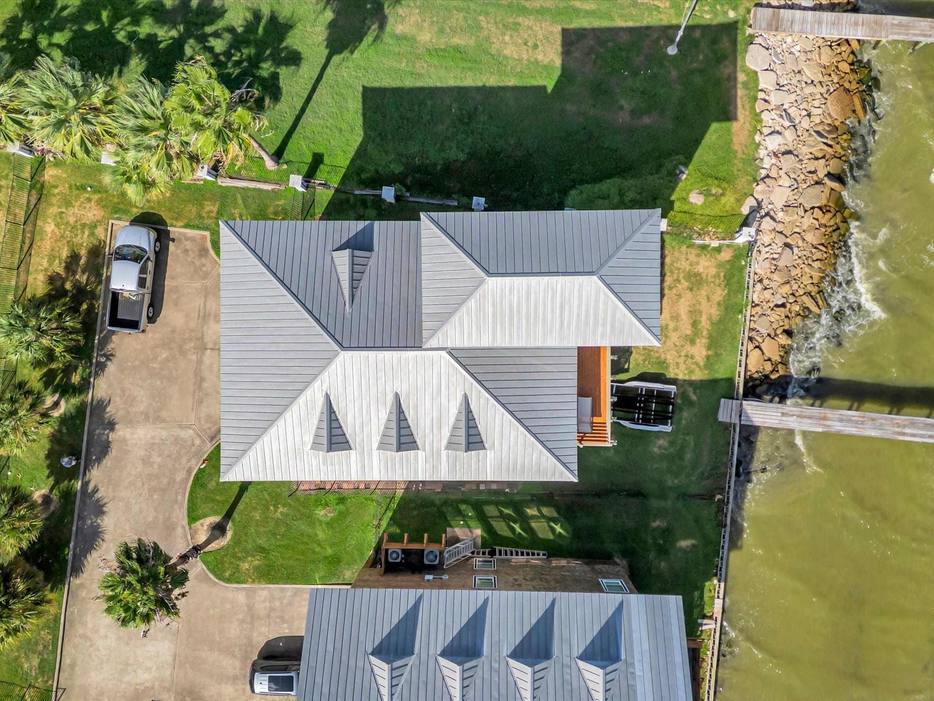 606 2nd St, Seabrook, TX 77586 Medal roof