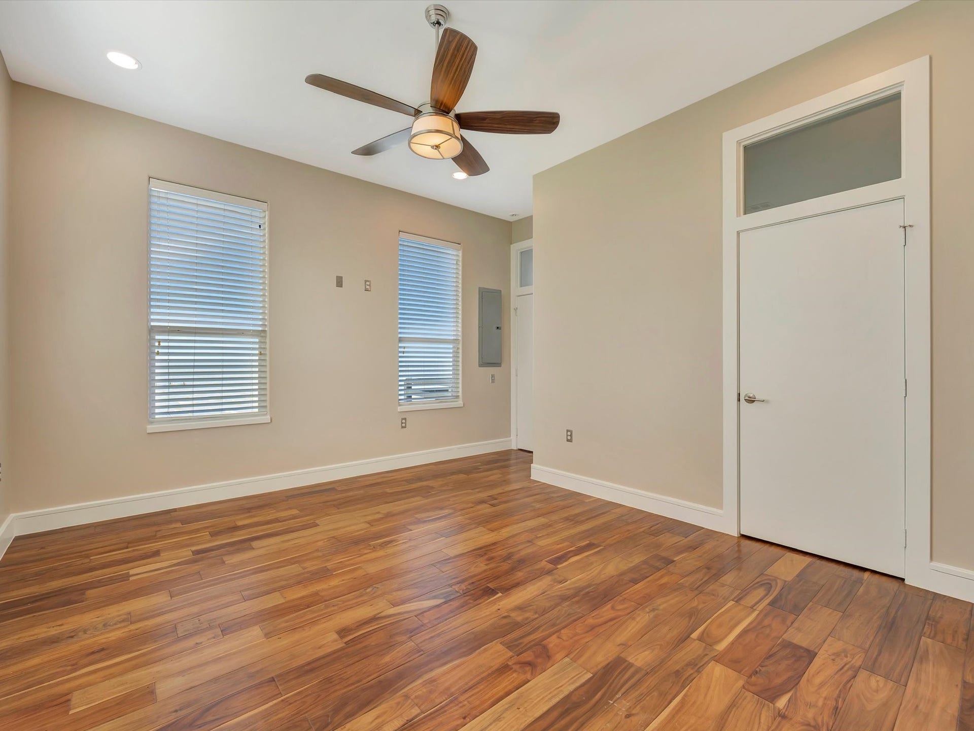 606 2nd St, Seabrook, TX 77586 Guest bedroom down