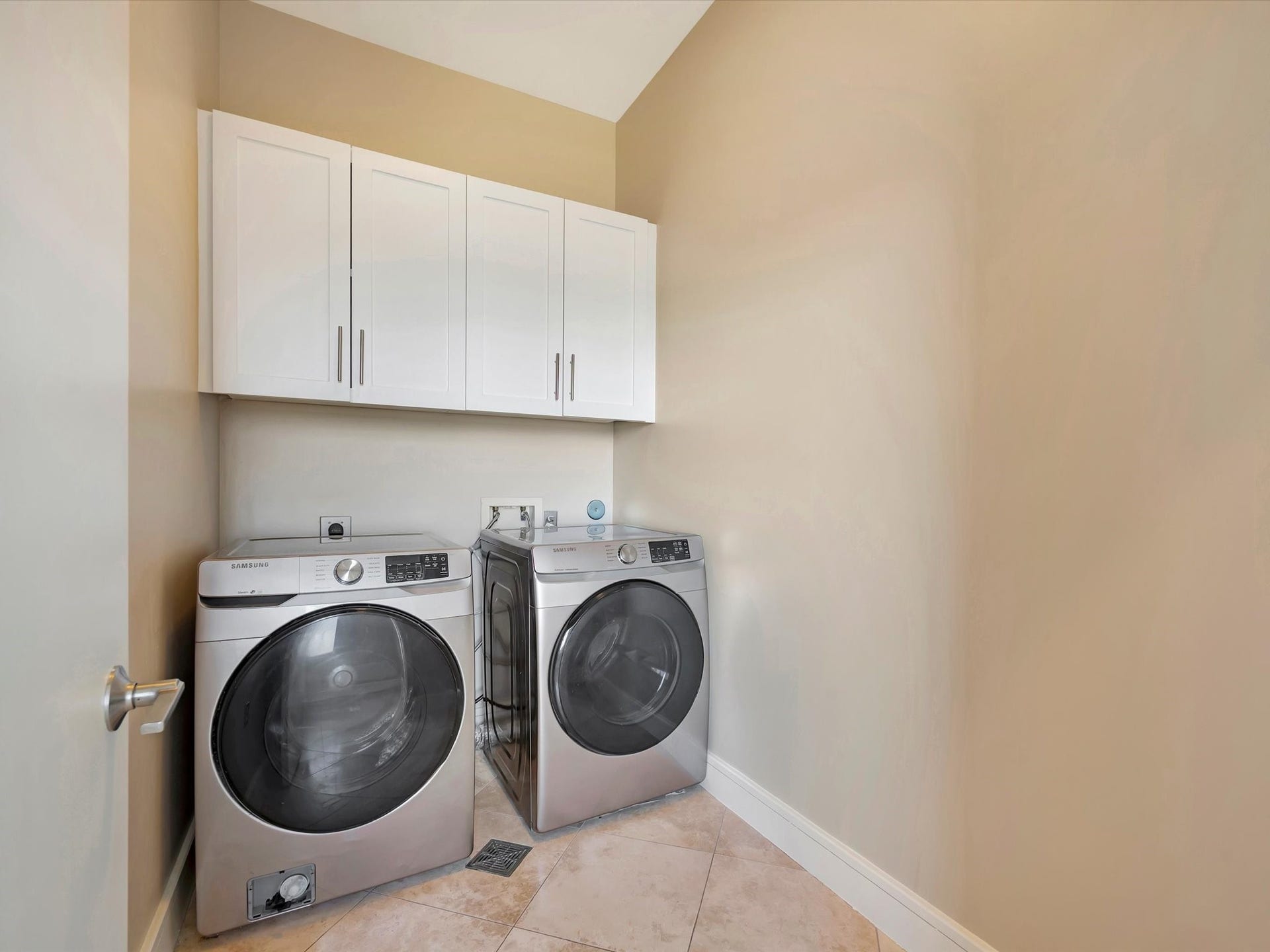 606 2nd St, Seabrook, TX 77586 Laundry on 2nd floor