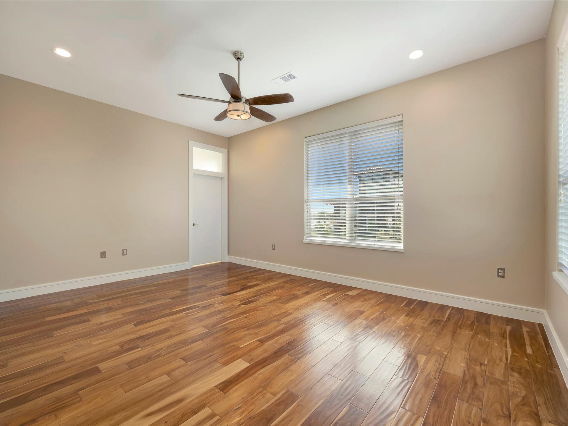 606 2nd St, Seabrook, TX 77586 2nd floor bedroom