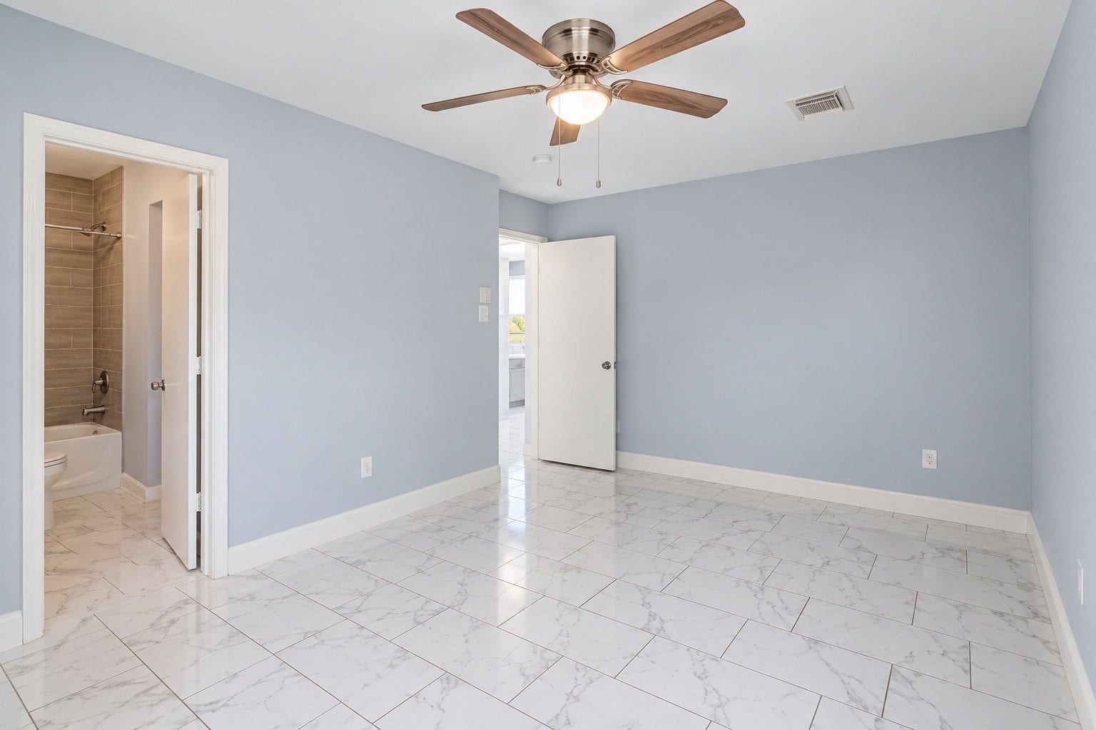 7323 Parkland Manor Drive, Cypress, TX 77433 Spacious Bedroom with Private En-Suite Bathroom