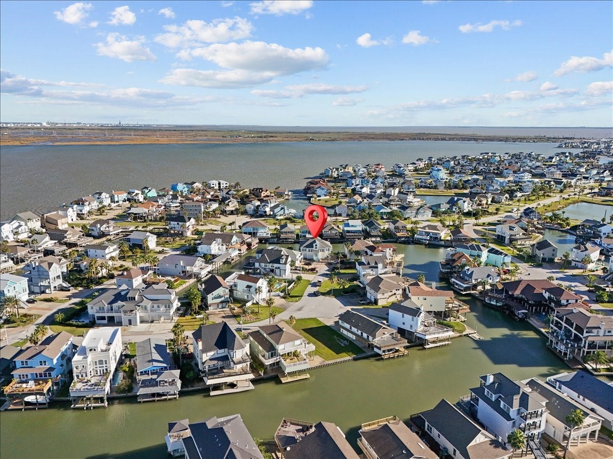102 Bamaku Bend, Tiki Island, TX 77554 Located inside the canal this home is more protected, but you just have to go around the corner to get into West Bay making it quick and convenient. This canal is also approximately 8 feet deep in the center.