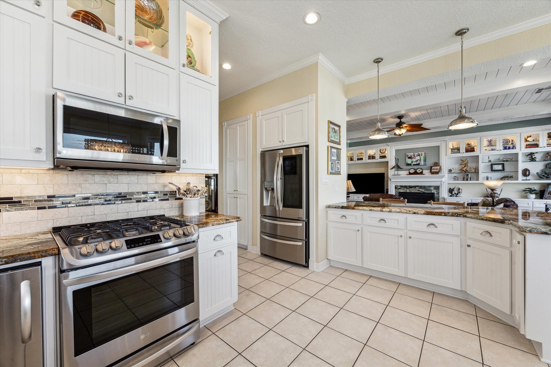 102 Bamaku Bend, Tiki Island, TX 77554 To every chef's delight there is a gas range! Next to the refrigerator is a custom designed pantry and around the corner is the laundry room and office/4th bedroom.