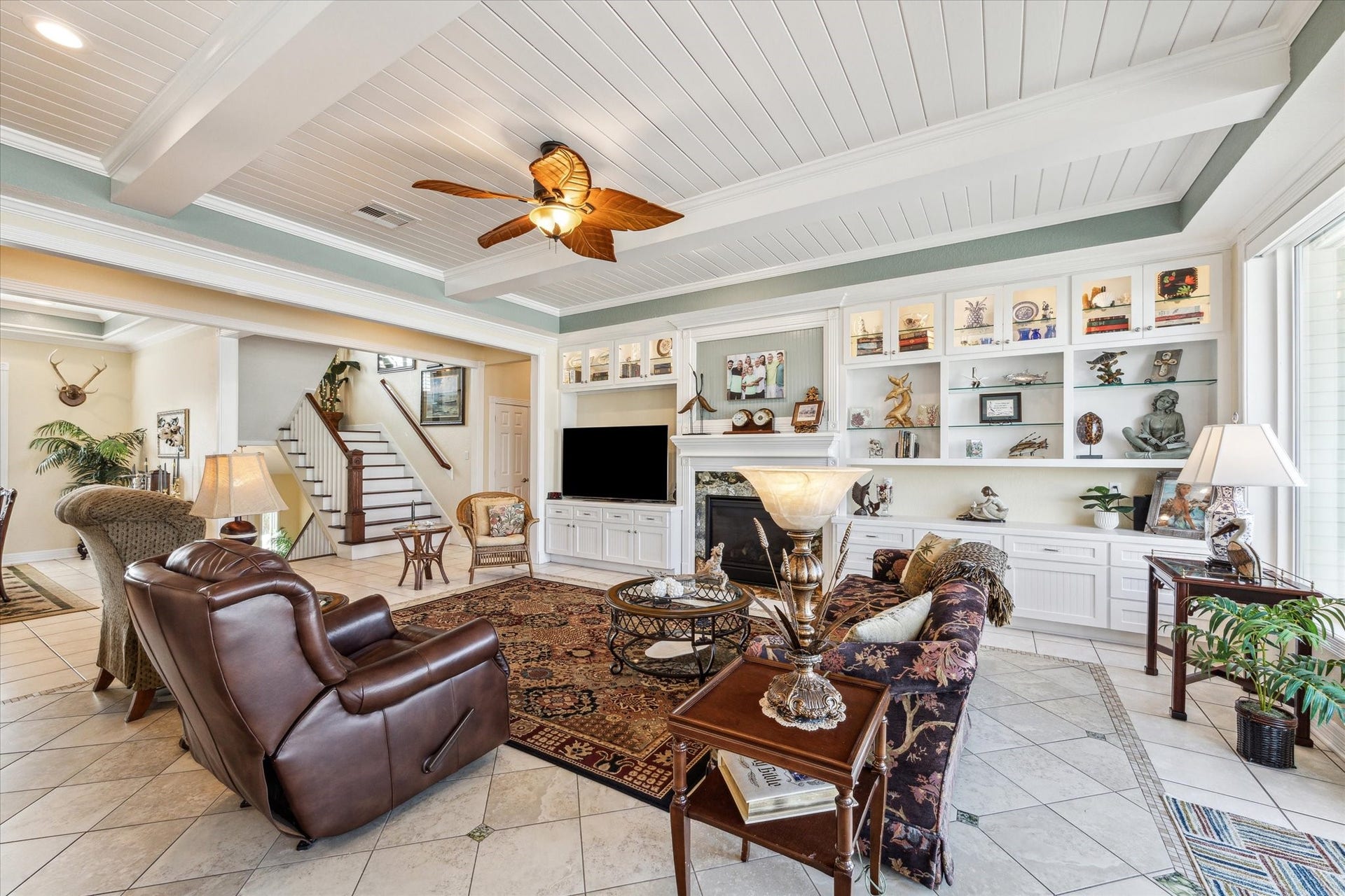 102 Bamaku Bend, Tiki Island, TX 77554 Living Room