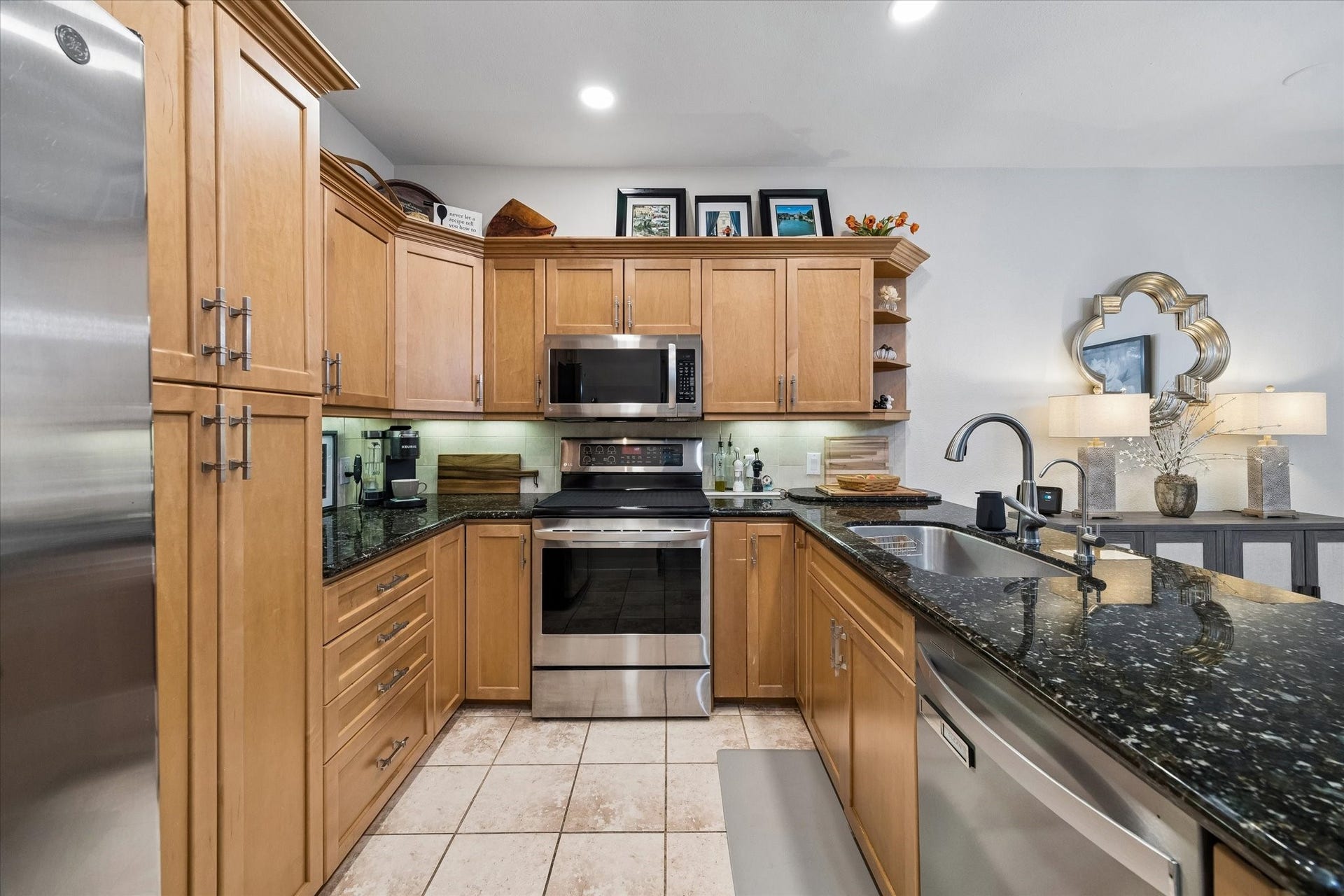 Lovely kitchen with great counter space, under cabinet lighting
