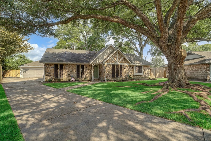Property photo for 2901 Castle Court, Pearland, TX