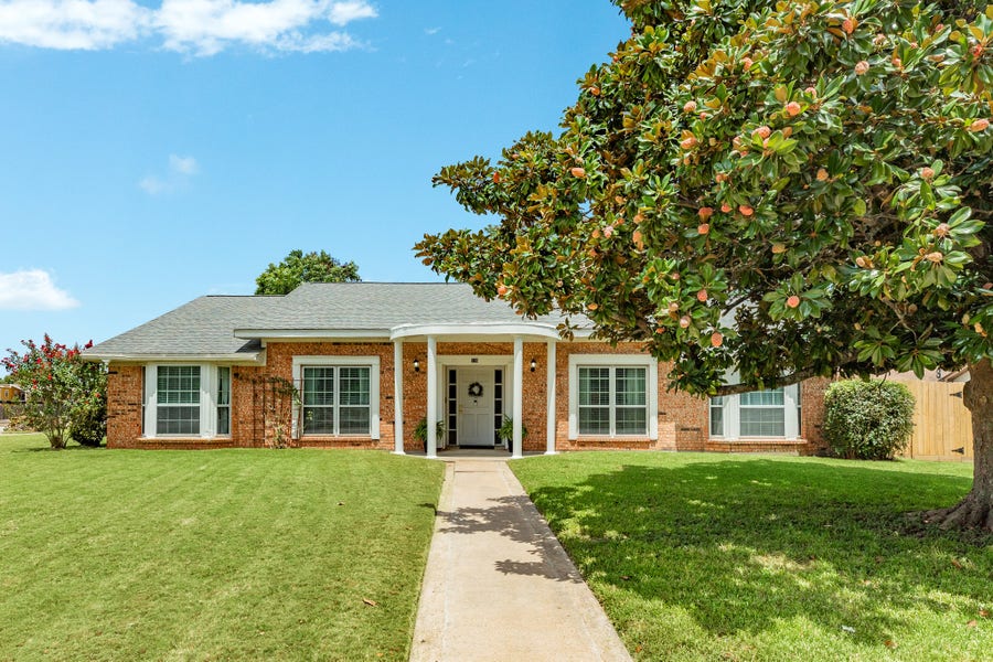 Property photo for 136 Tamarisk Trail, Lake Jackson, TX