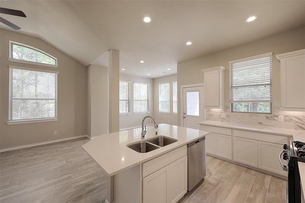 115 Handley Drive, Montgomery, TX 77316 Large dining area overlooks lush trees side and rear.