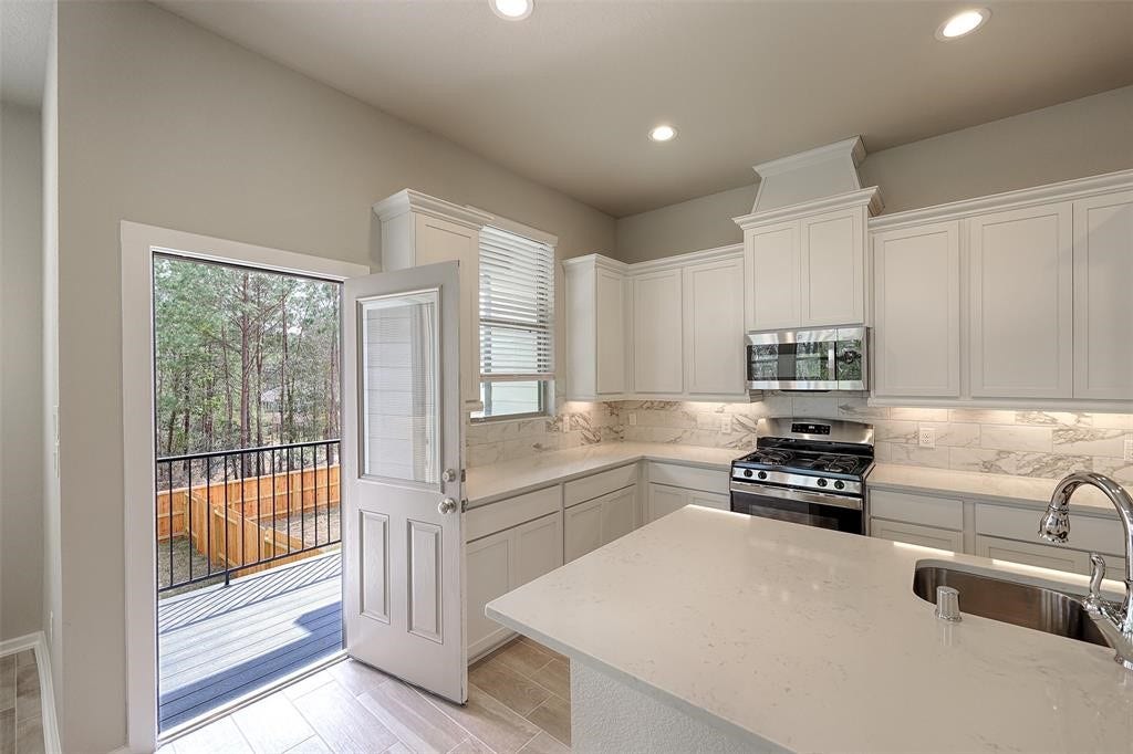 115 Handley Drive, Montgomery, TX 77316 lBalcony of kitchen/Living area enhances your entertaining family and friends and overlooks the exquistely private greenbelt back and side yard....