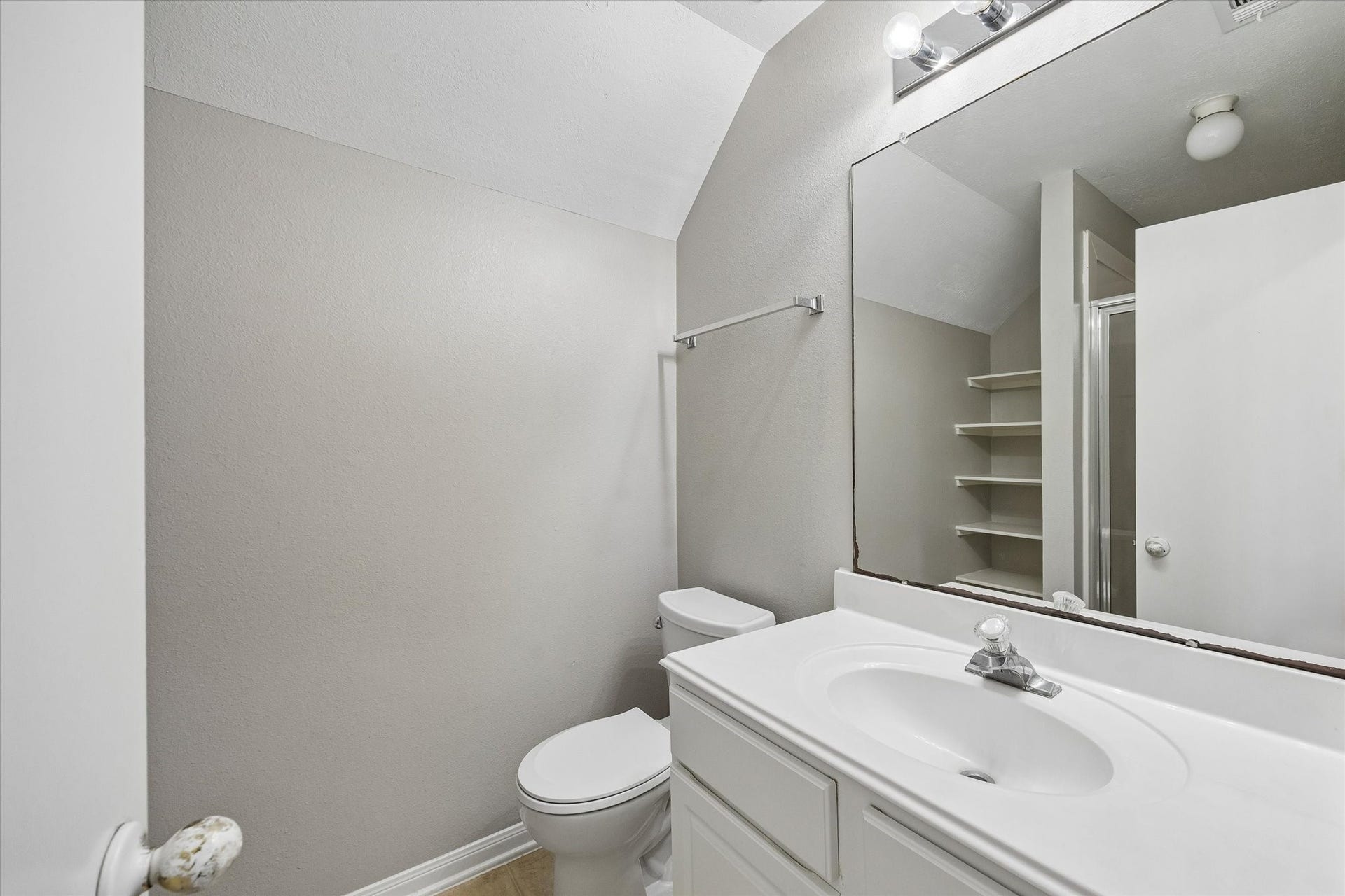 8422 W W Sienna Cove Lane Lane, Houston, TX 77083 Upstairs Full Bathroom: Conveniently located off the game room, featuring a spacious vanity and tub/shower combination.
