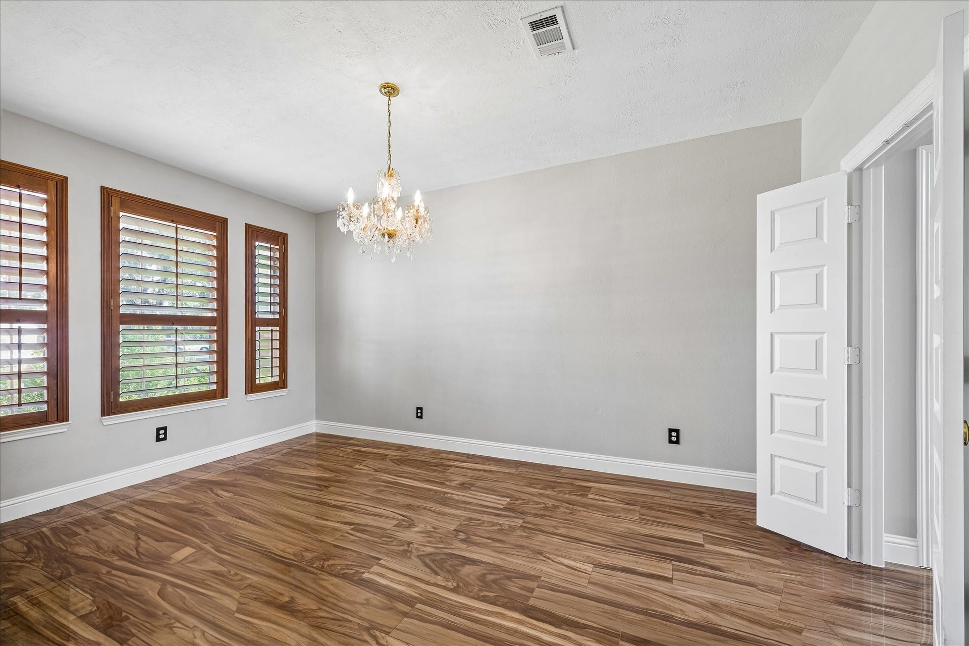 8422 W W Sienna Cove Lane Lane, Houston, TX 77083 Spacious dining area featuring soaring ceilings, beautiful wood-look flooring, and abundant natural light.