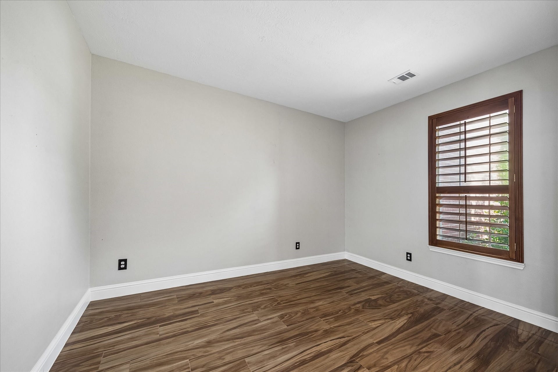 8422 W W Sienna Cove Lane Lane, Houston, TX 77083 Conveniently located off the entry, featuring abundant natural light, high ceilings, and beautiful wood-look flooring.