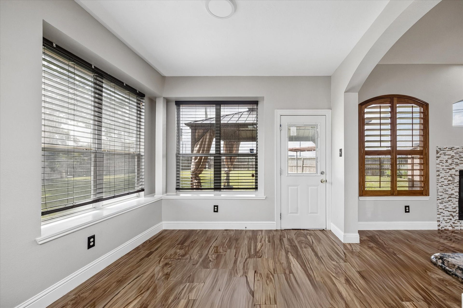 8422 W W Sienna Cove Lane Lane, Houston, TX 77083 Breakfast Area: Bright and inviting space featuring beautiful wood-look flooring, large windows, and abundant natural light.