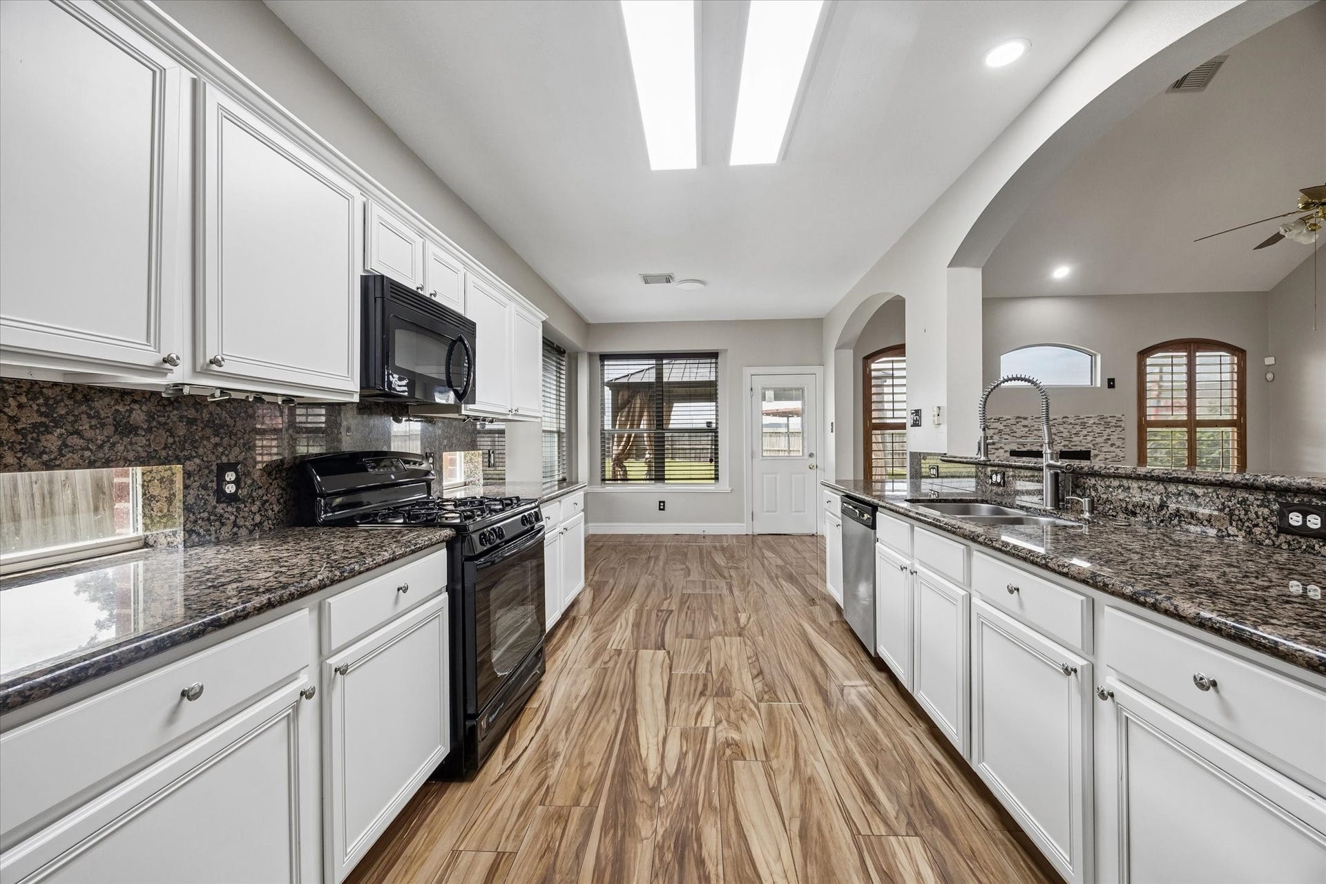 8422 W W Sienna Cove Lane Lane, Houston, TX 77083 Gourmet Kitchen: Expansive kitchen featuring granite countertops, generous cabinetry, stainless steel appliances, and skylights that fill the space with natural light.