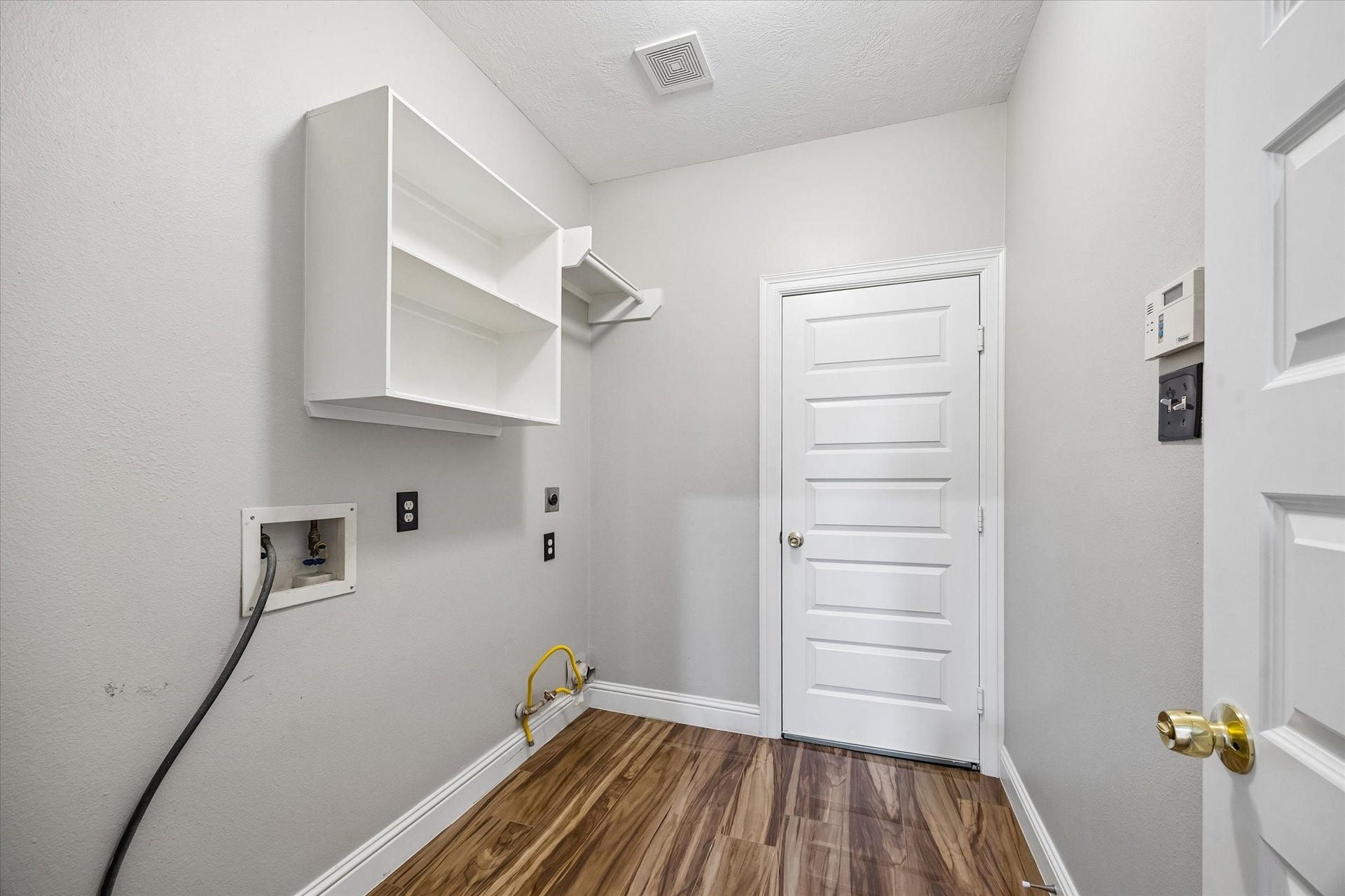 8422 W W Sienna Cove Lane Lane, Houston, TX 77083 Downstairs Utility Room: Conveniently located off the garage, featuring built-in cabinetry, utility sink, and additional storage space.