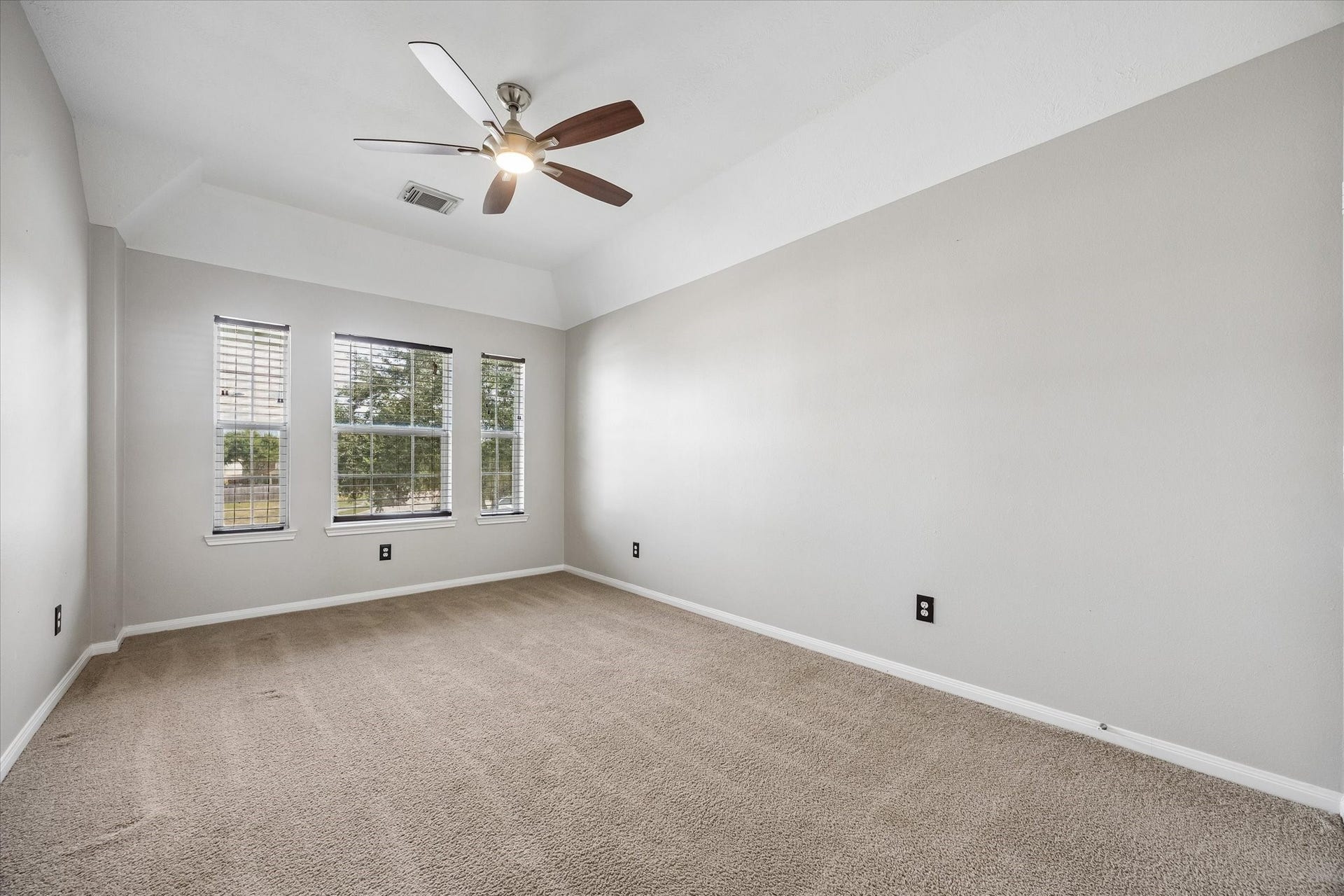8422 W W Sienna Cove Lane Lane, Houston, TX 77083 Secondary Bedroom: Bright, spacious upstairs bedroom featuring a ceiling fan, neutral finishes, and abundant natural light.
