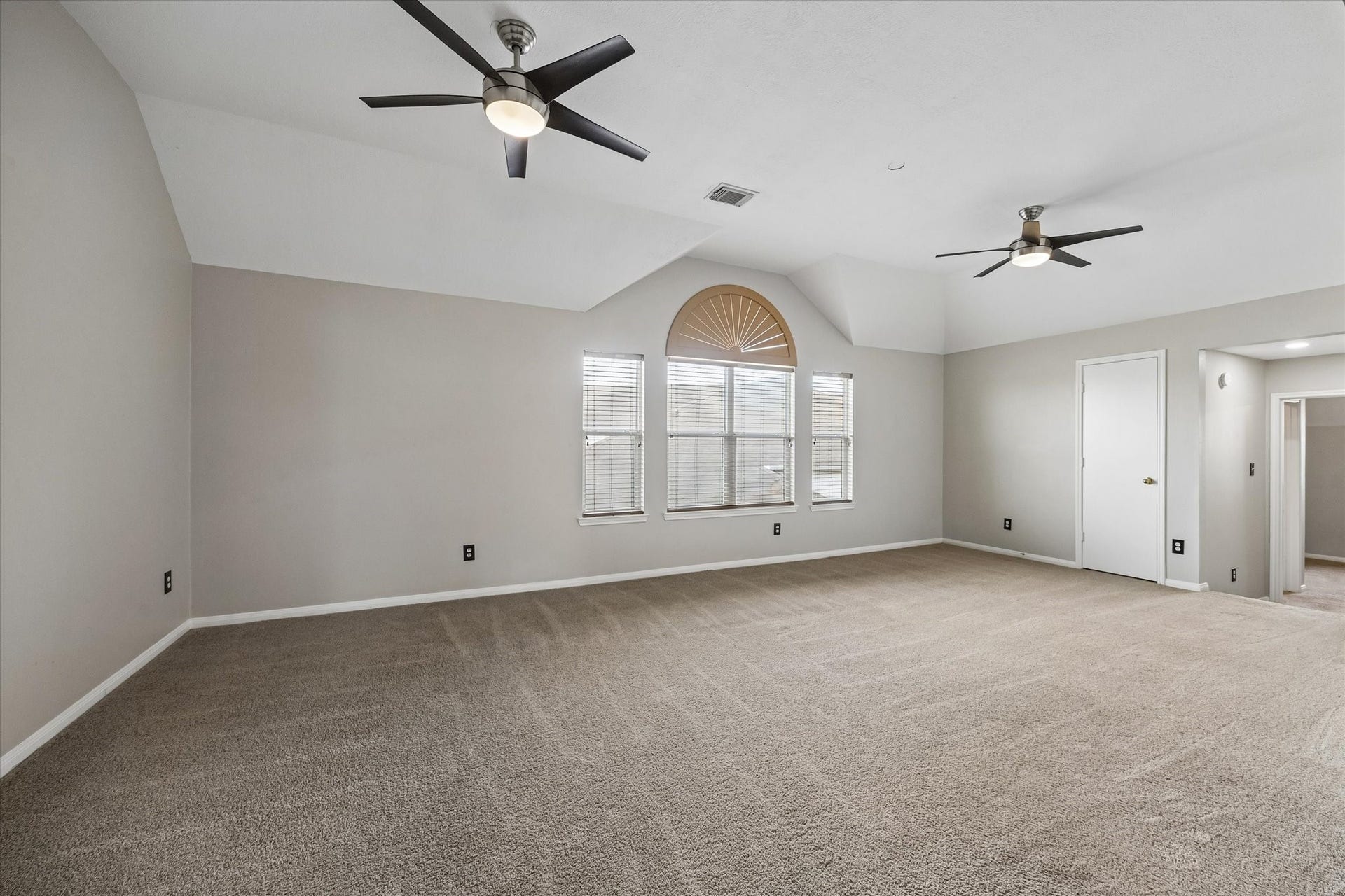 8422 W W Sienna Cove Lane Lane, Houston, TX 77083 Upstairs Game Room: Expansive second-floor living area offering flexible space for entertaining, recreation, or relaxation.