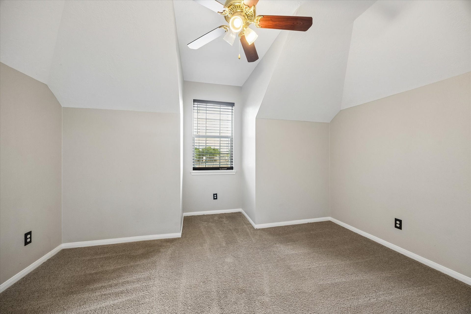 8422 W W Sienna Cove Lane Lane, Houston, TX 77083 Upstairs Bonus Room: Versatile space off the game room, ideal for an additional bedroom, home office, or hobby room.