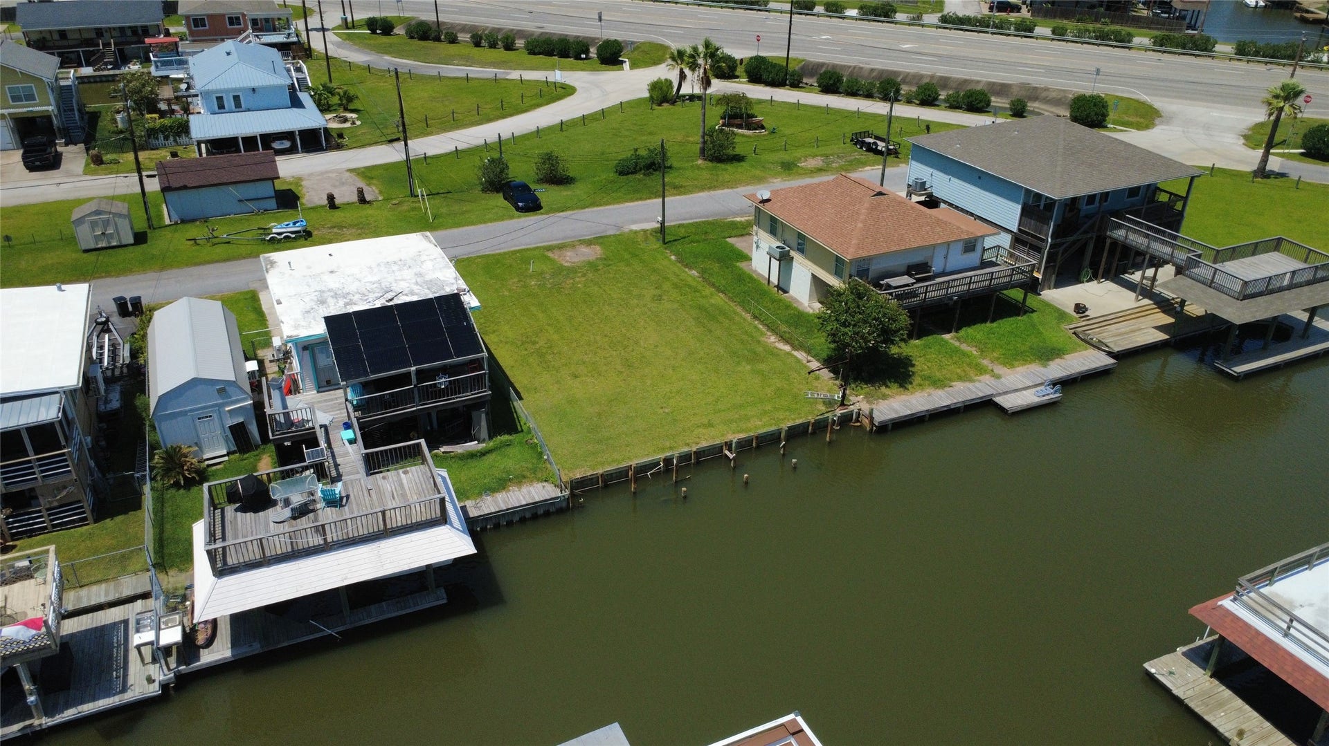 28 Lakeside Drive, Hitchcock, TX 77563 28 Lakeside Drive, Hitchcock, TX 77563