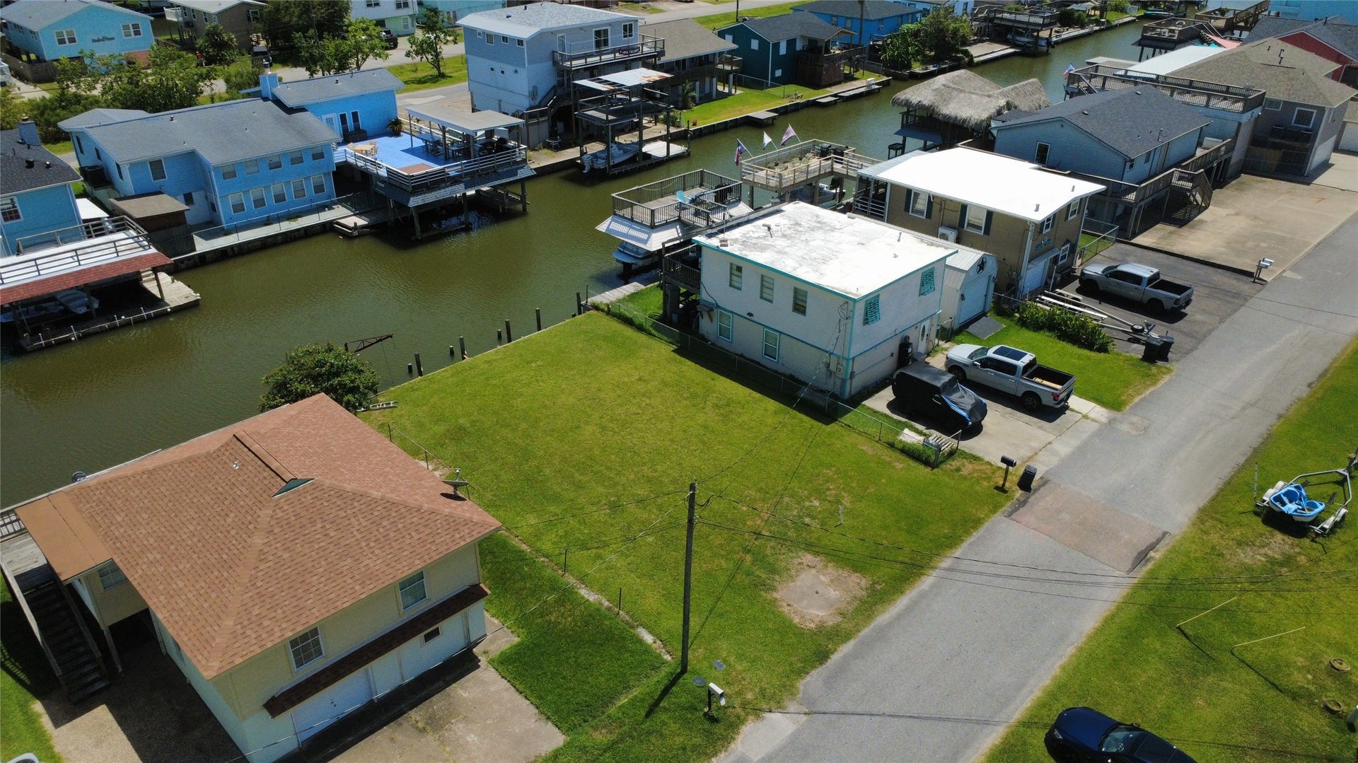 28 Lakeside Drive, Hitchcock, TX 77563 28 Lakeside Drive, Hitchcock, TX 77563