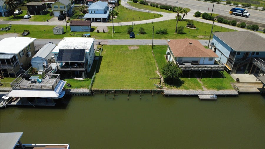 Property photo for 28 Lakeside Drive, Hitchcock, TX