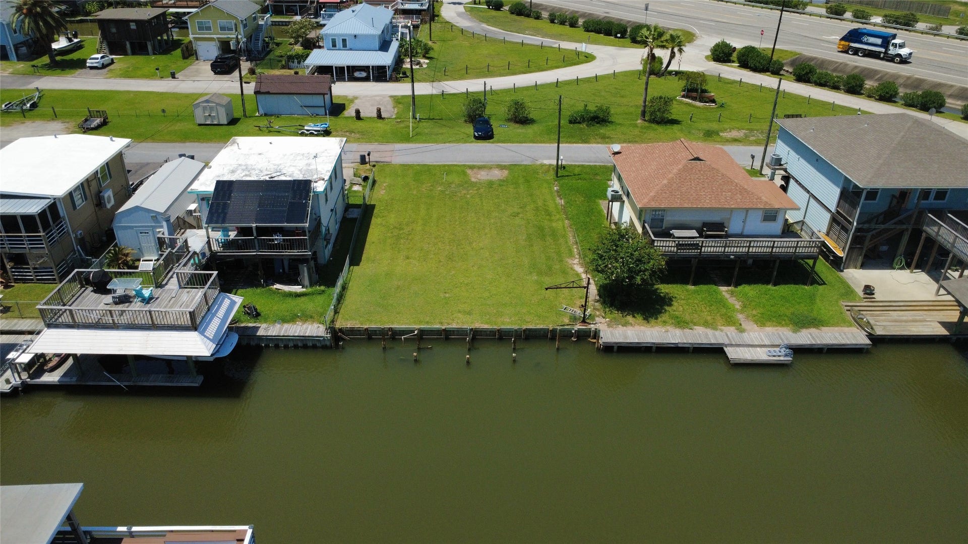 28 Lakeside Drive, Hitchcock, TX 77563 28 Lakeside Drive, Hitchcock, TX 77563
