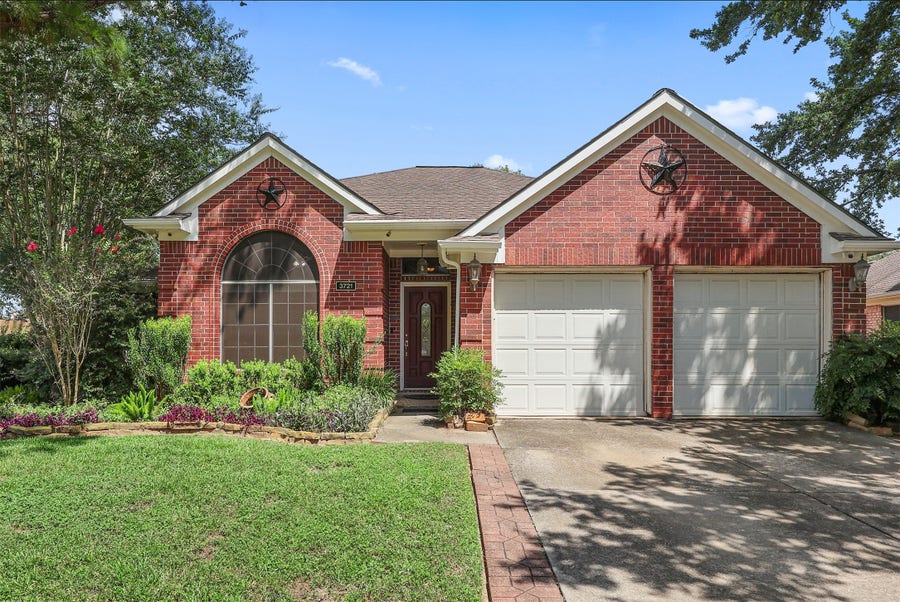 Property photo for 3721 Pin Oak Drive E, Pearland, TX