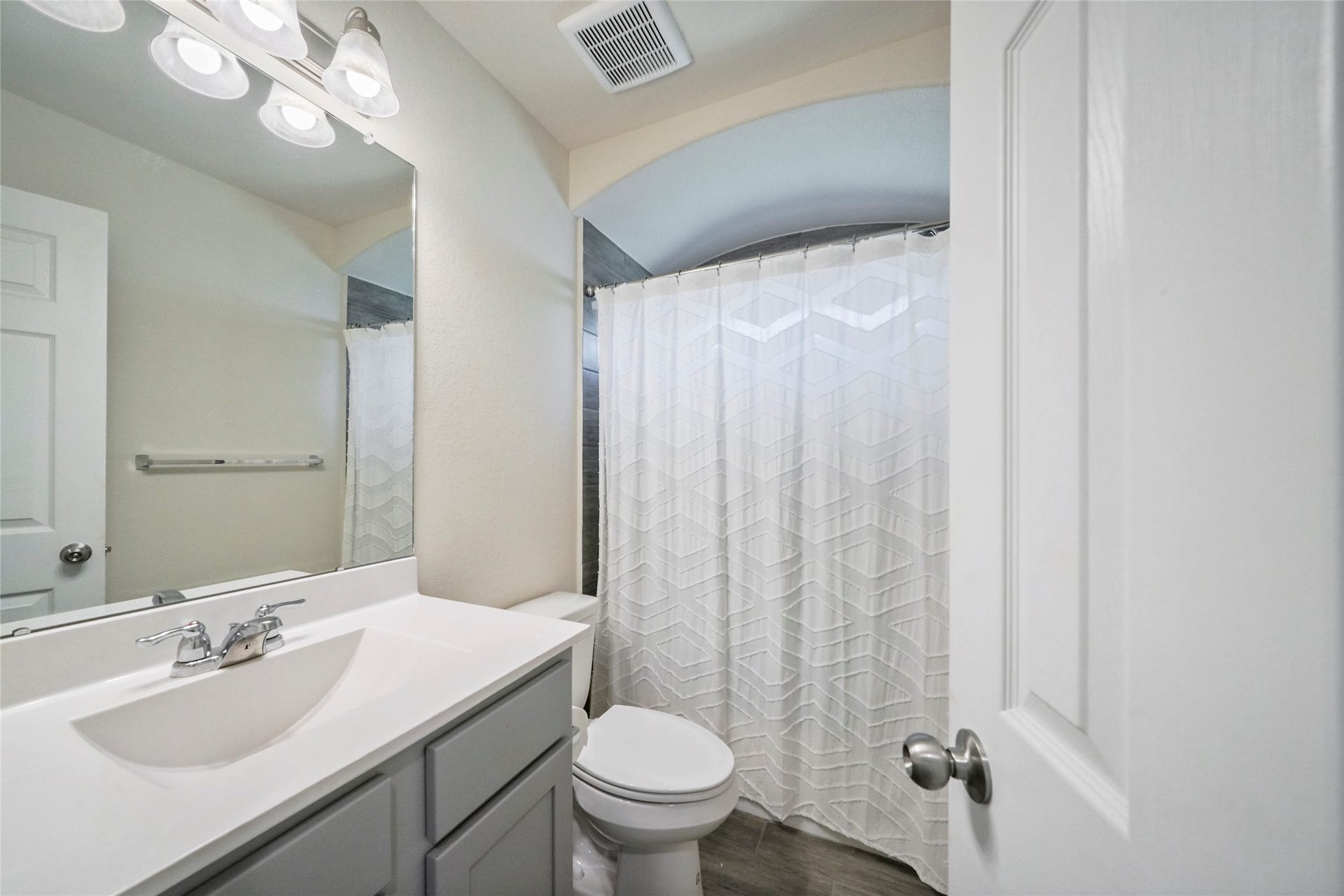 3227 Fairhaven Lane, Rosenberg, TX 77471 secondary bathroom
