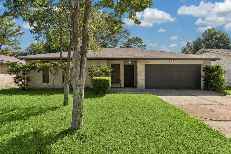 Property photo for 17134 Barcelona Drive, Friendswood, TX