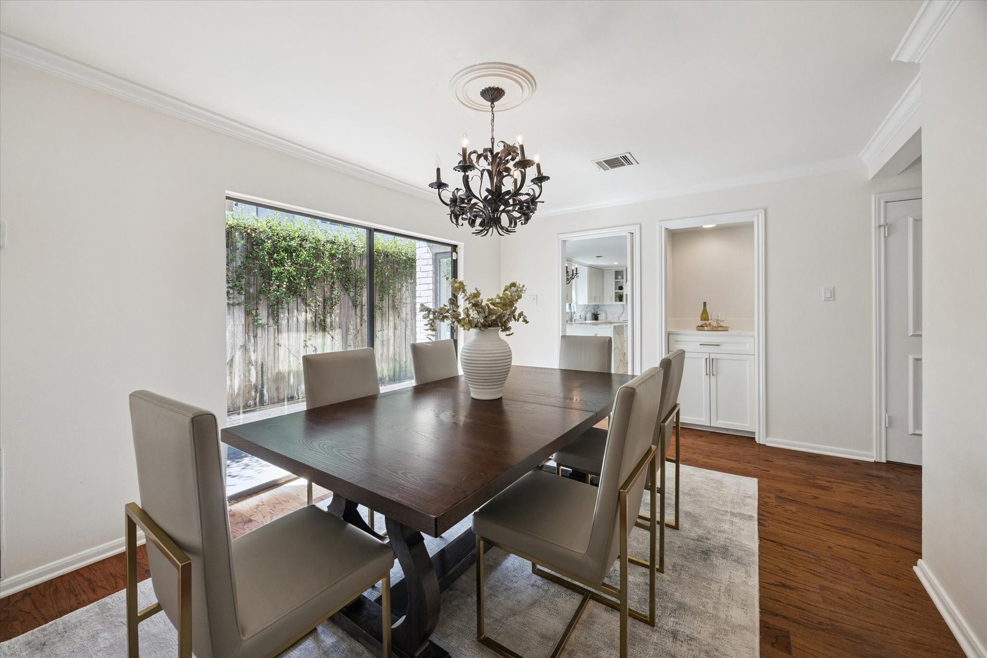 2422 Nantucket Drive, #C, Houston, TX 77057 Dining Room: 15 x 11. Designer light
fixture. Bar area with storage.